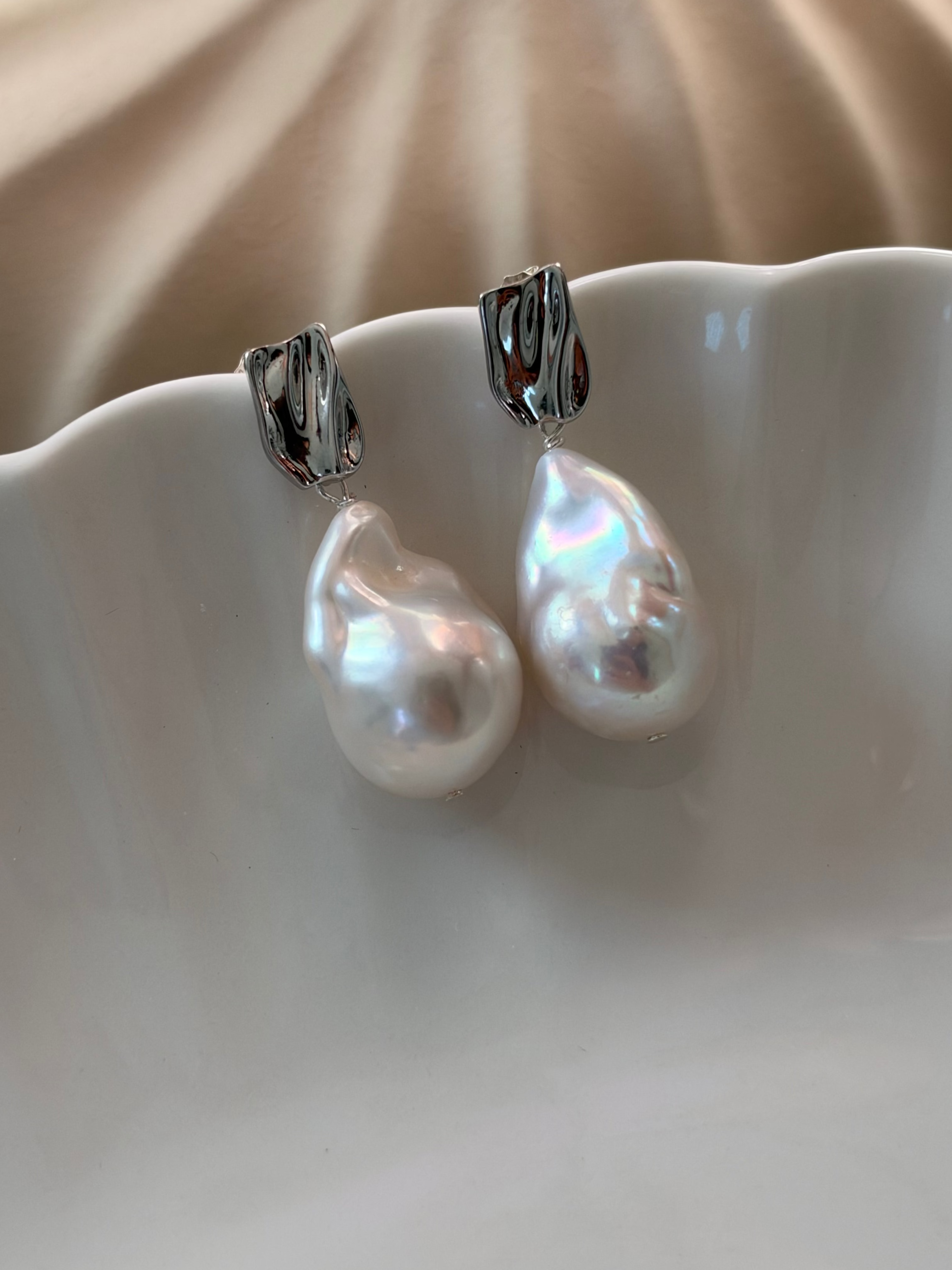 Wavy Light Baroque Earrings — Basic White