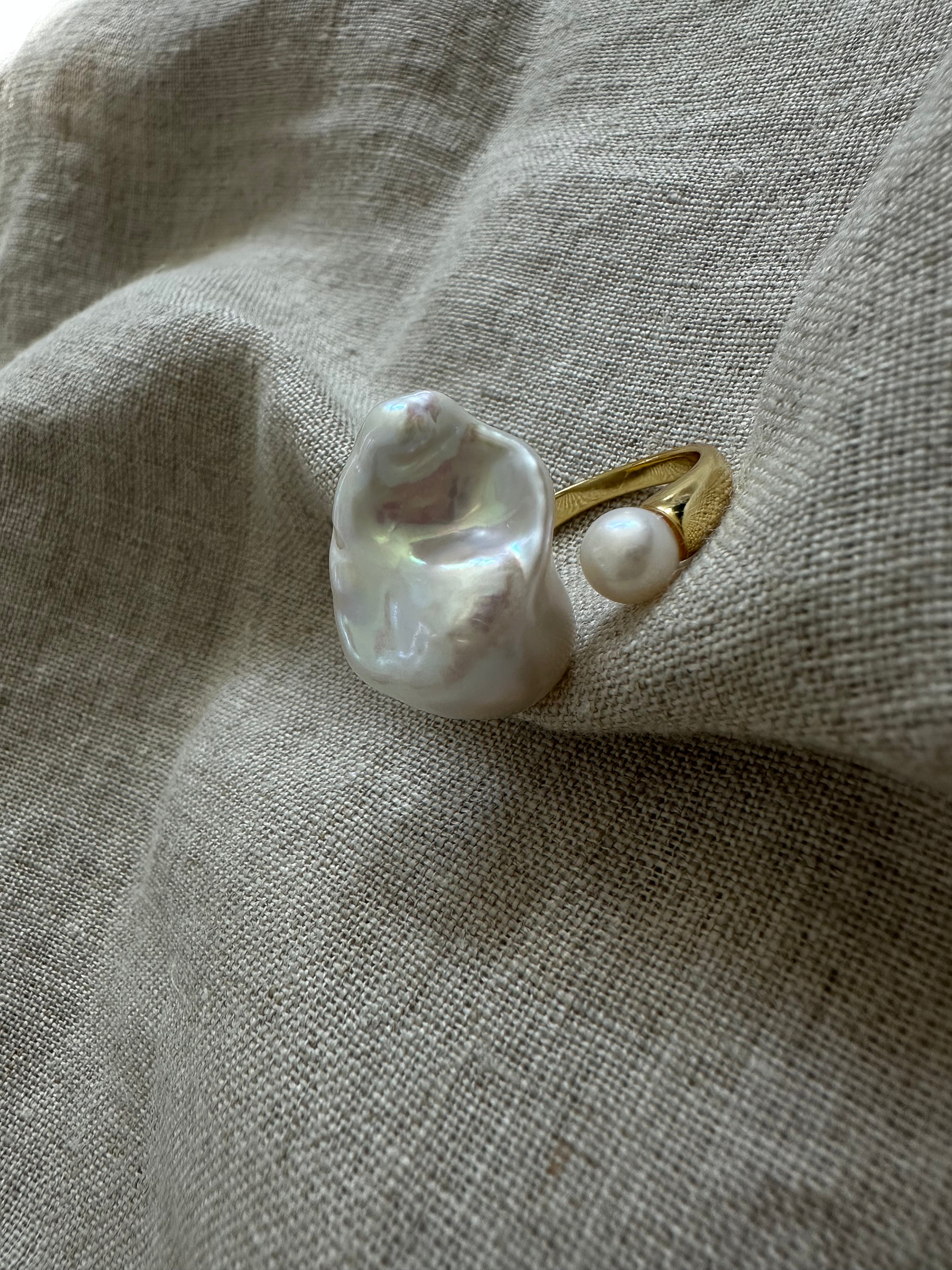 The Muse Ring – Dual Pearl Edition