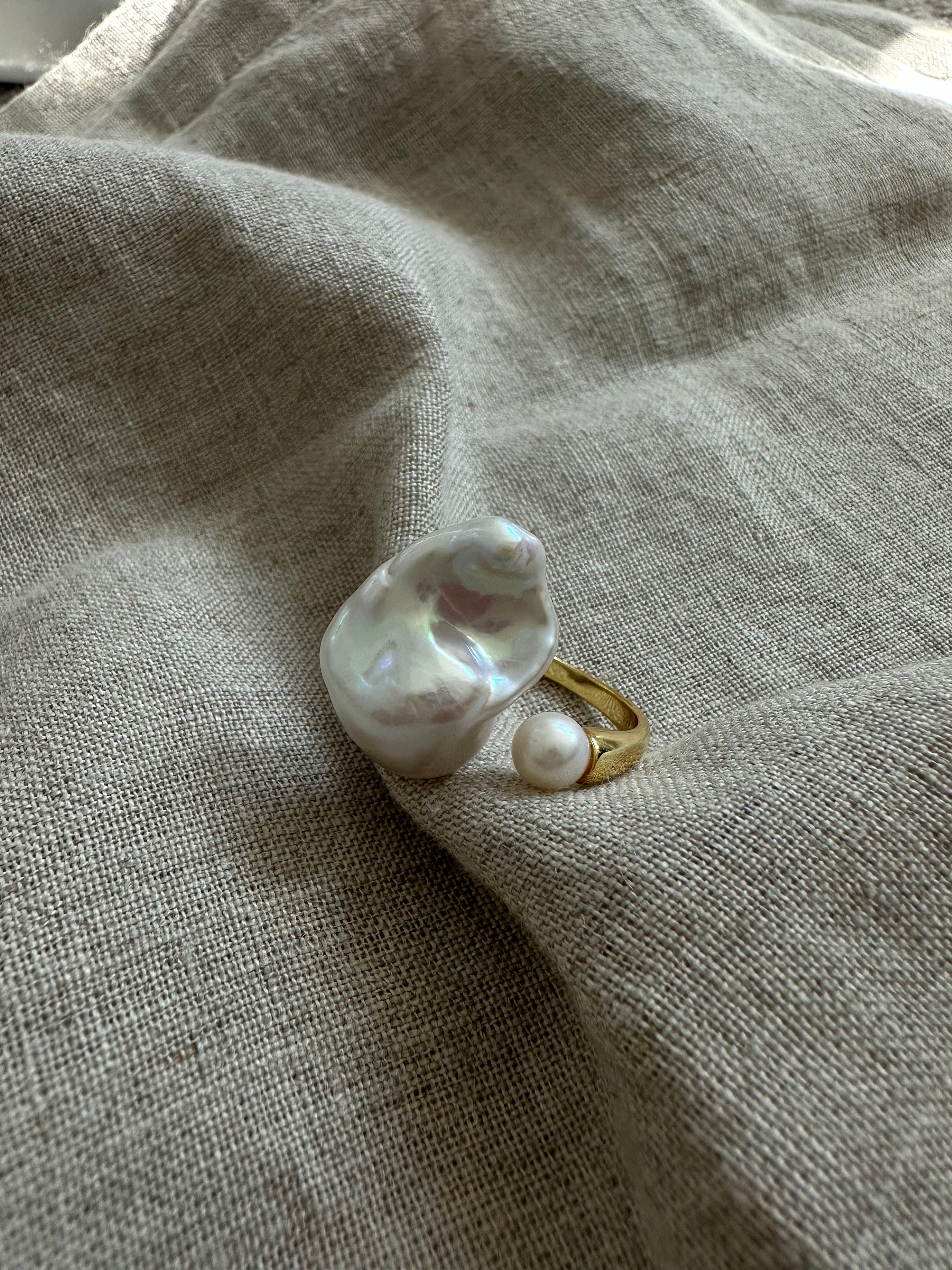 The Muse Ring – Dual Pearl Edition