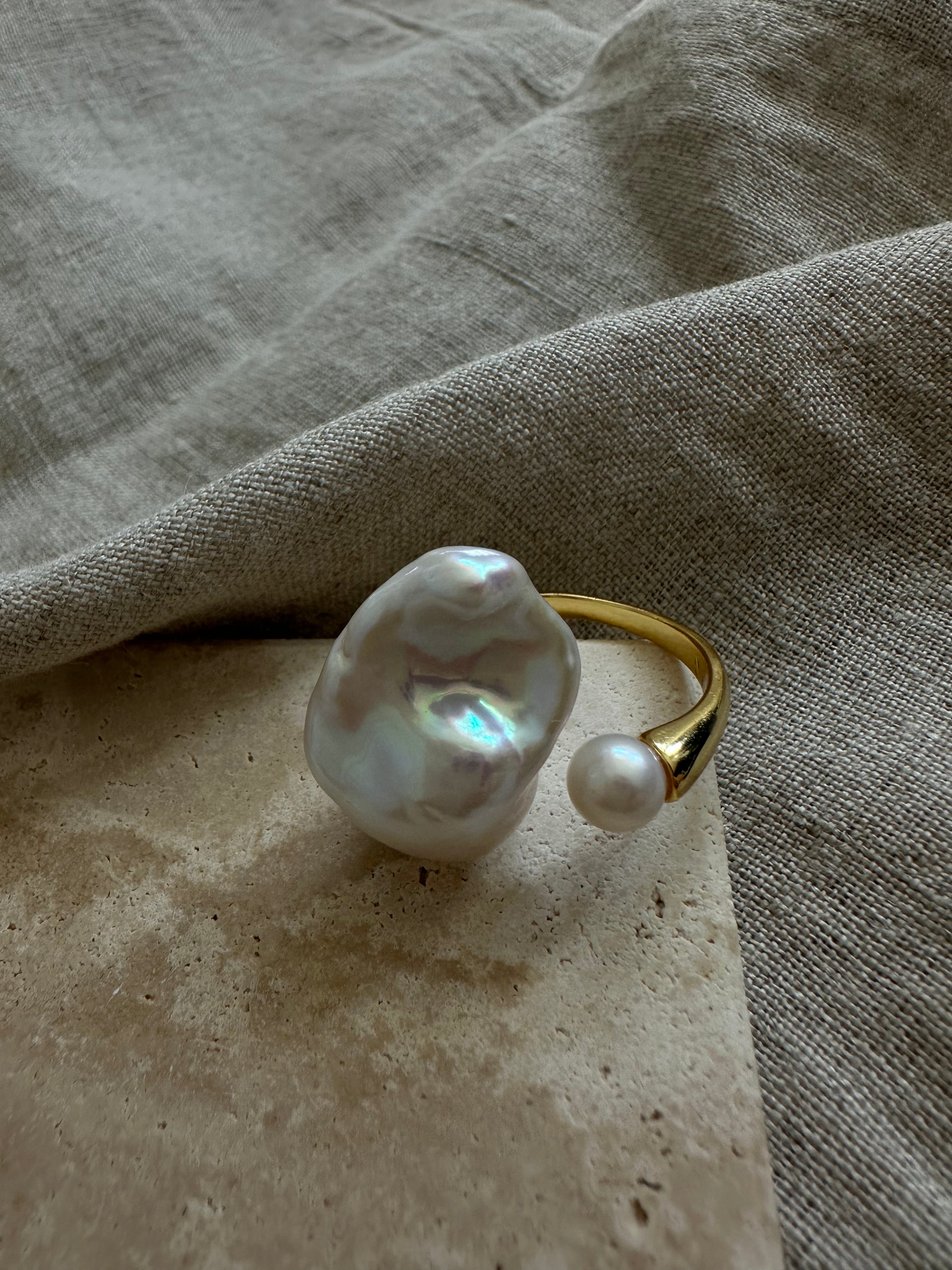 The Muse Ring – Dual Pearl Edition