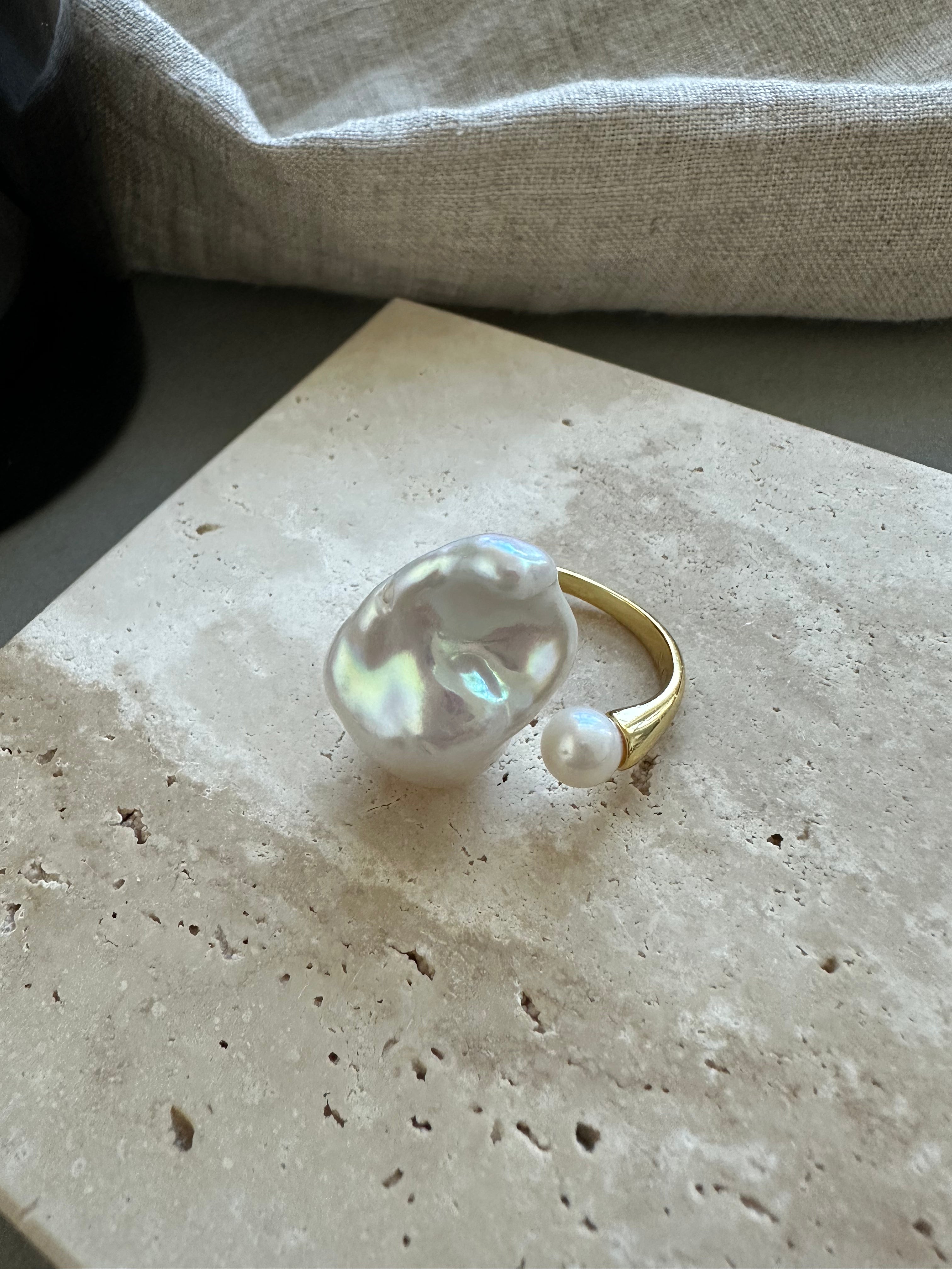 The Muse Ring – Dual Pearl Edition