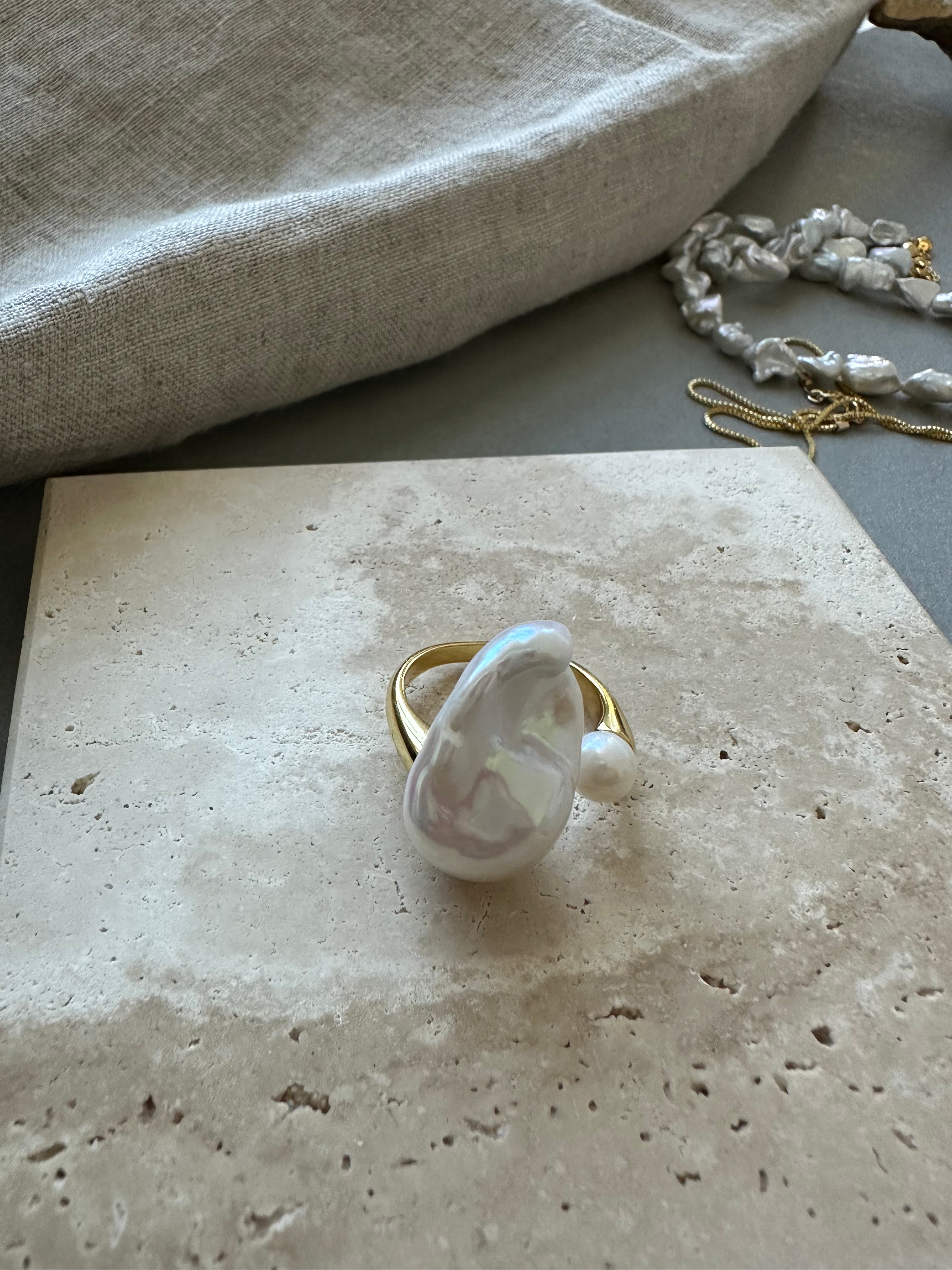 The Muse Ring – Dual Pearl Edition