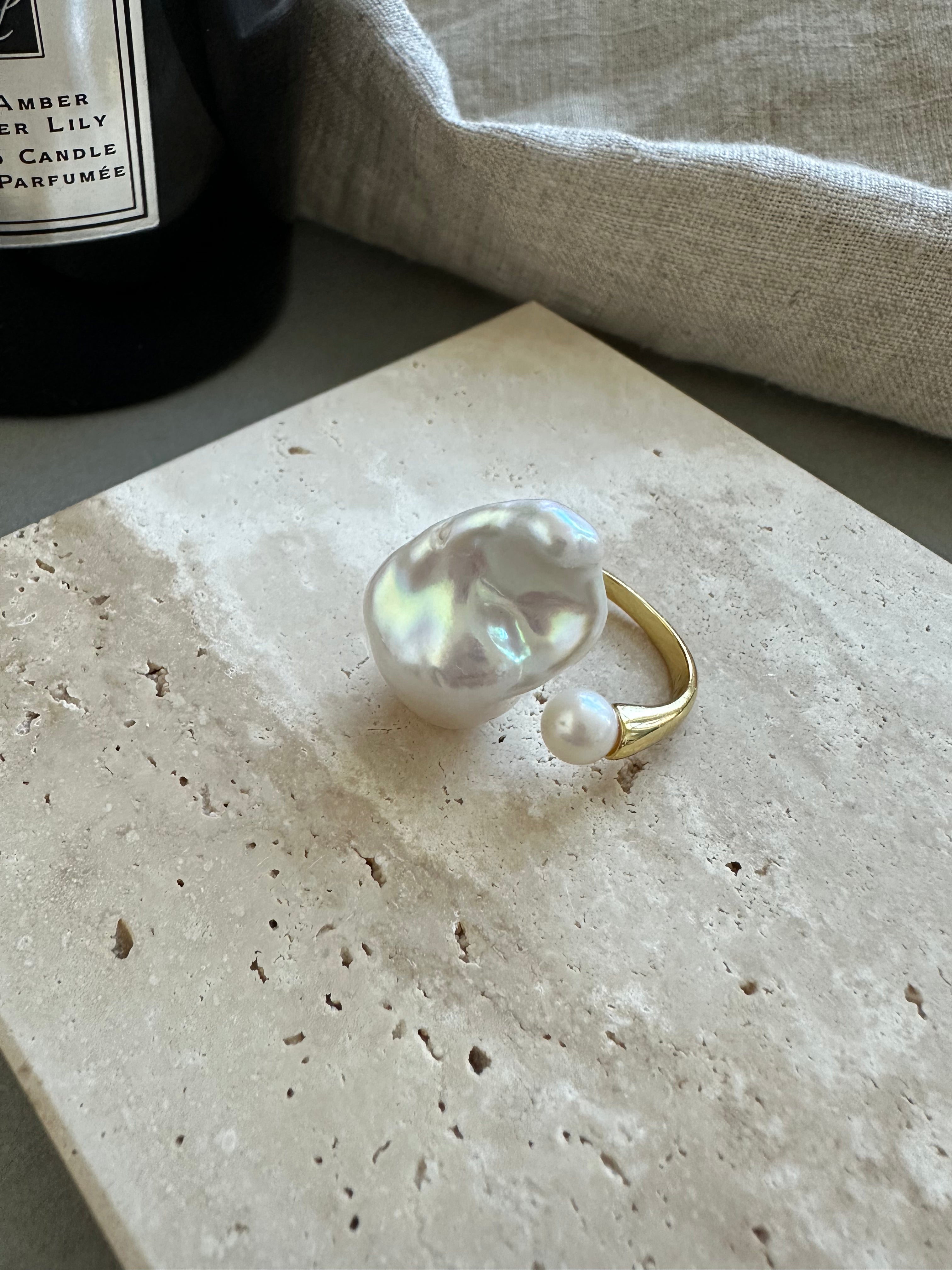The Muse Ring – Dual Pearl Edition