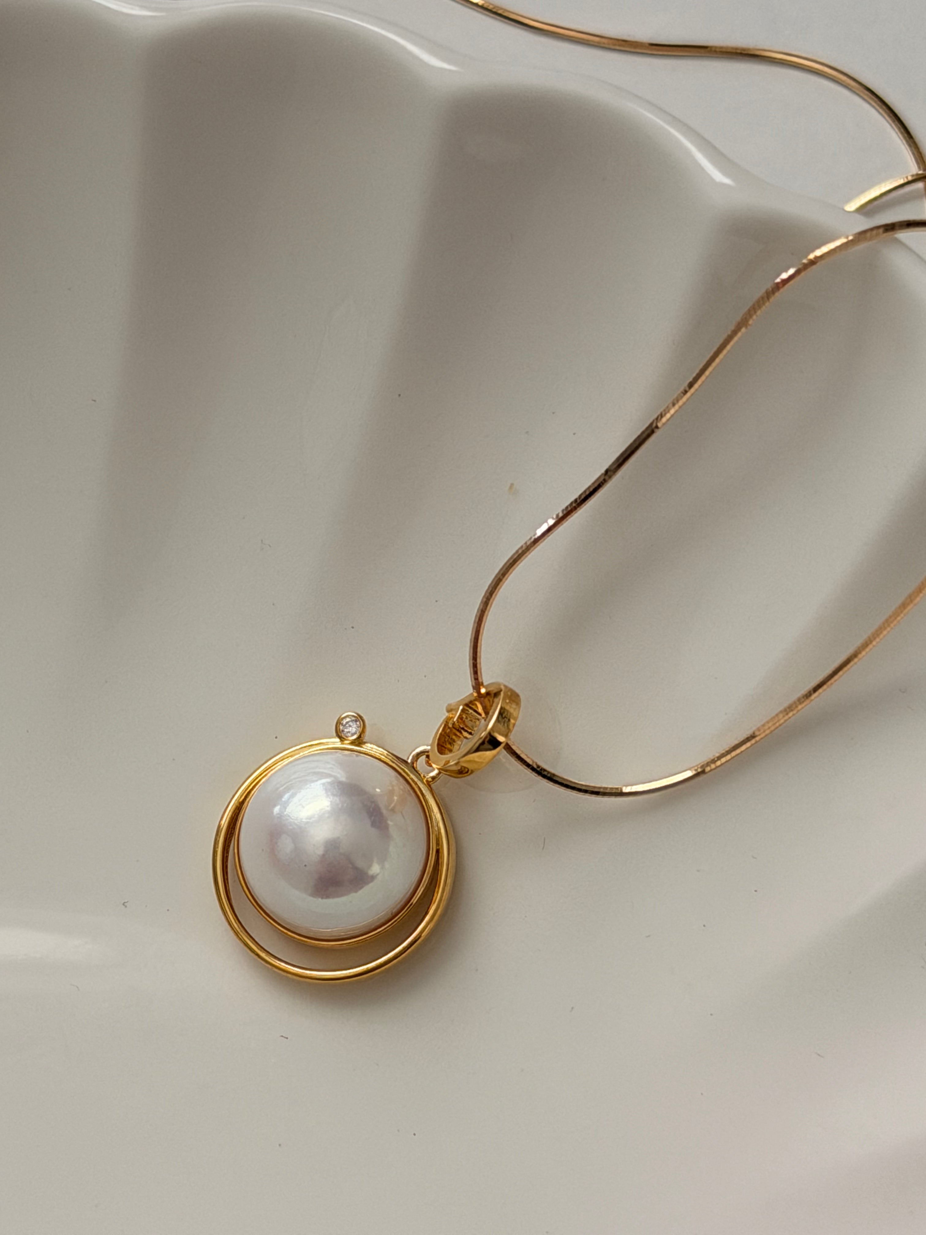 Soft Orbit Necklace