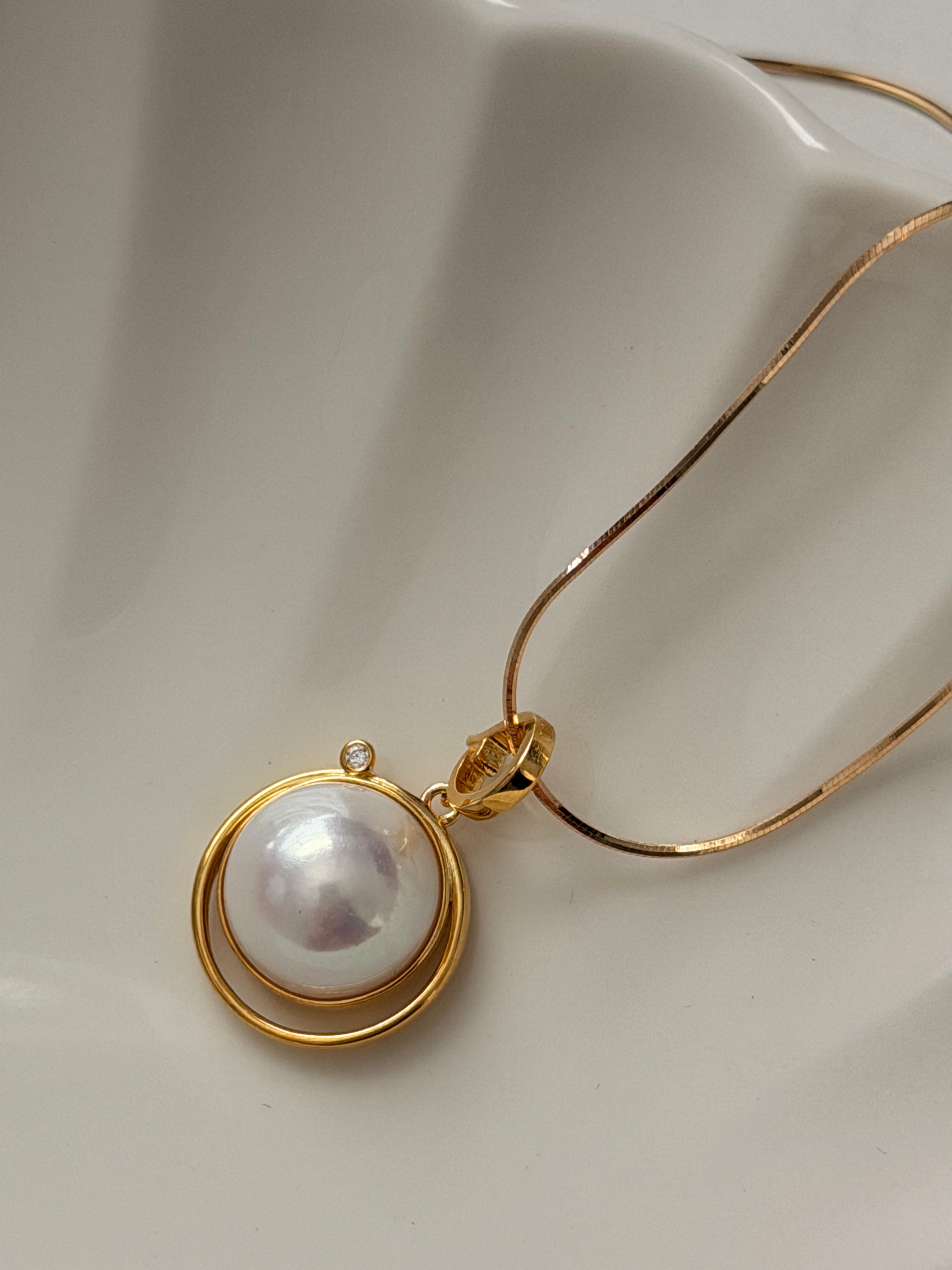 Soft Orbit Necklace