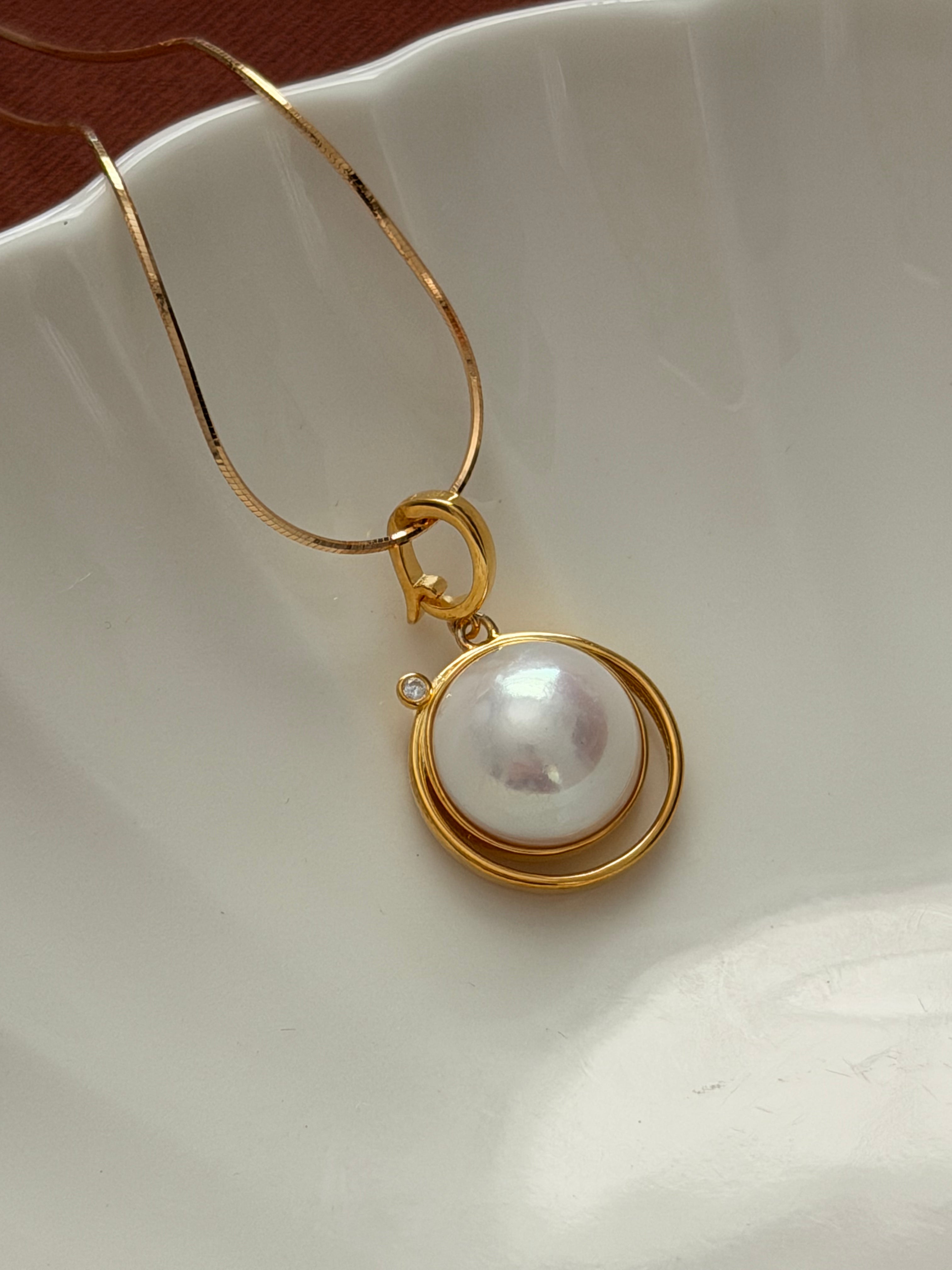 Soft Orbit Necklace