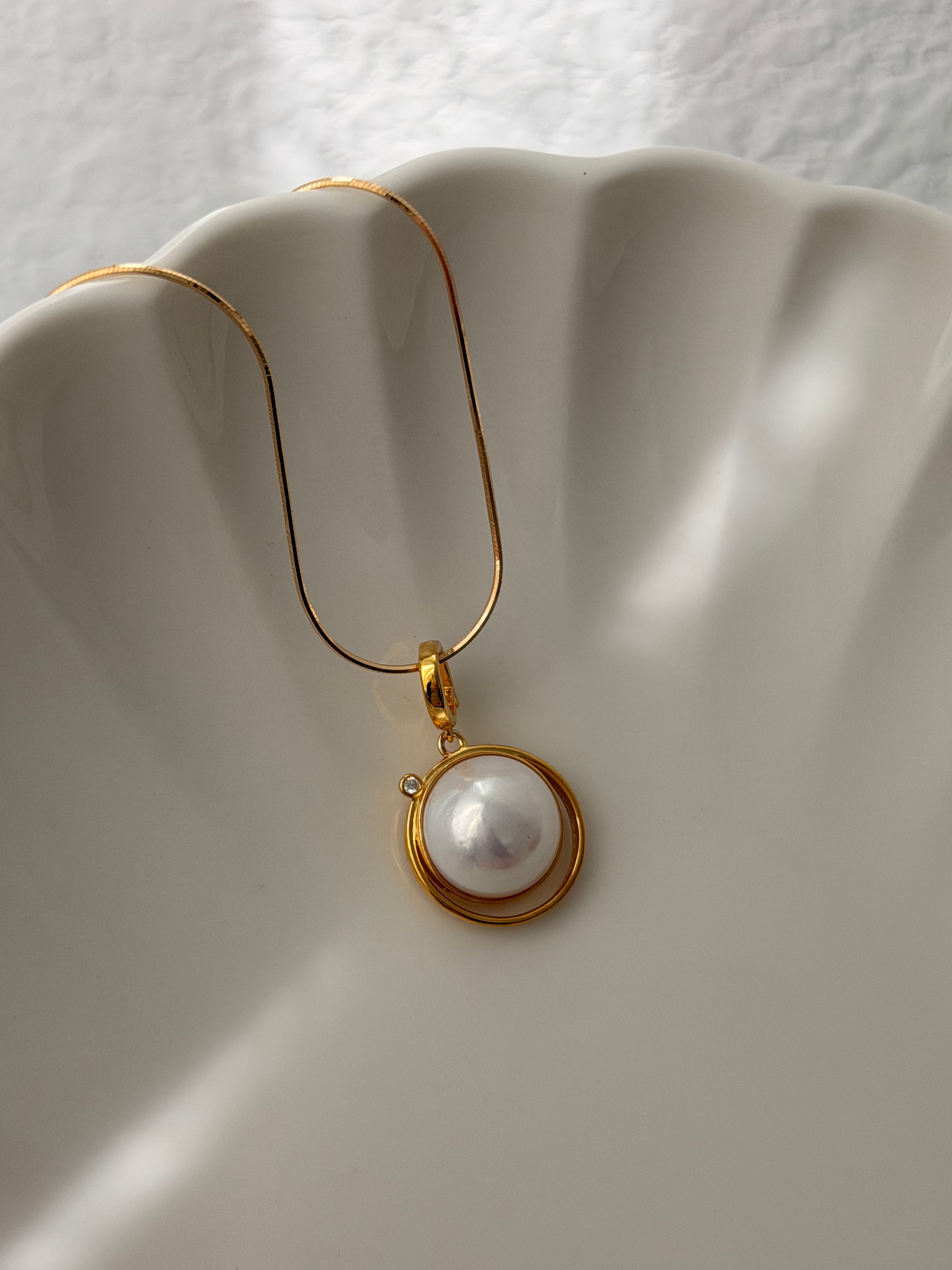 Soft Orbit Necklace