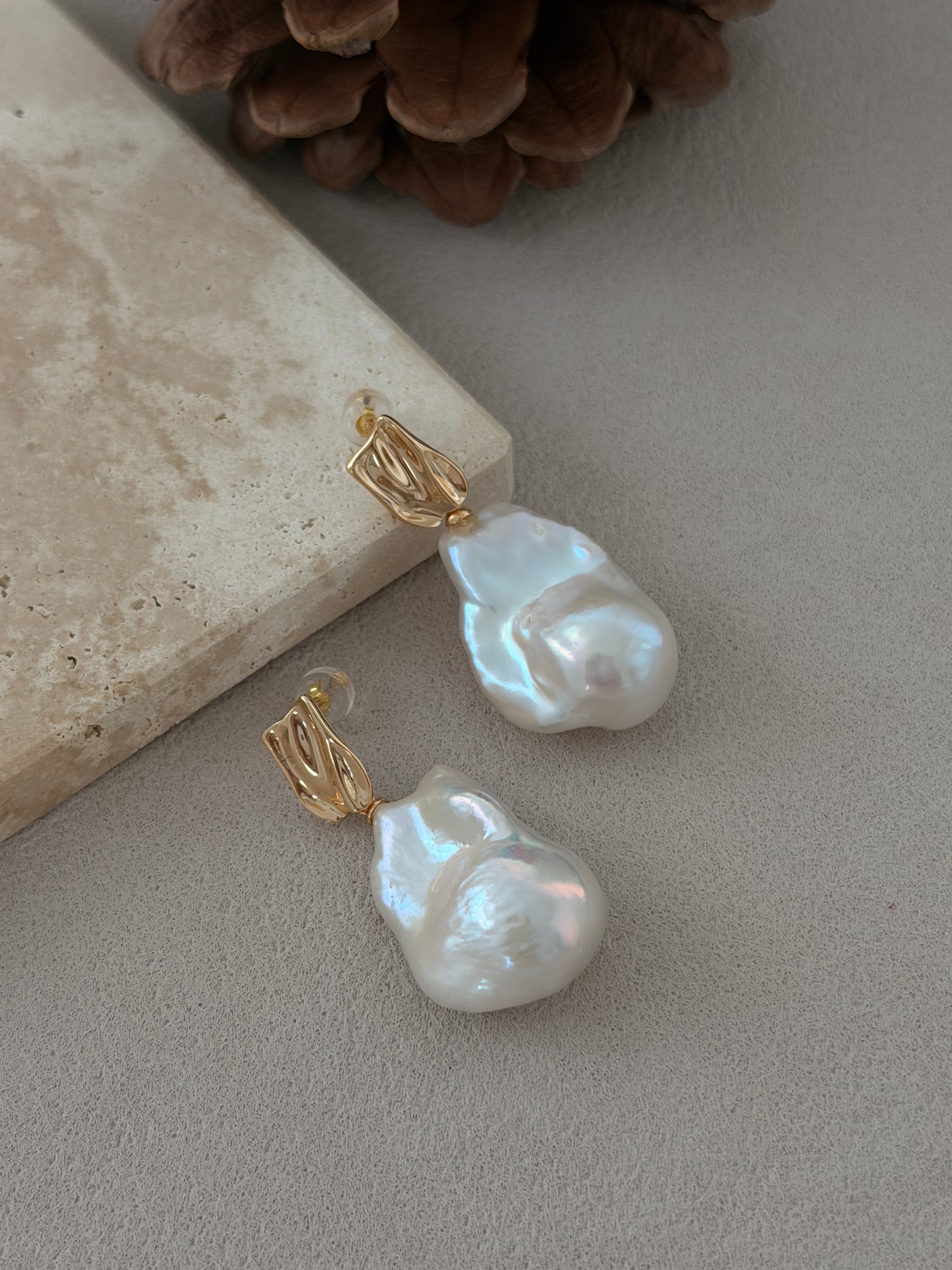 Wavy Light Baroque Earrings