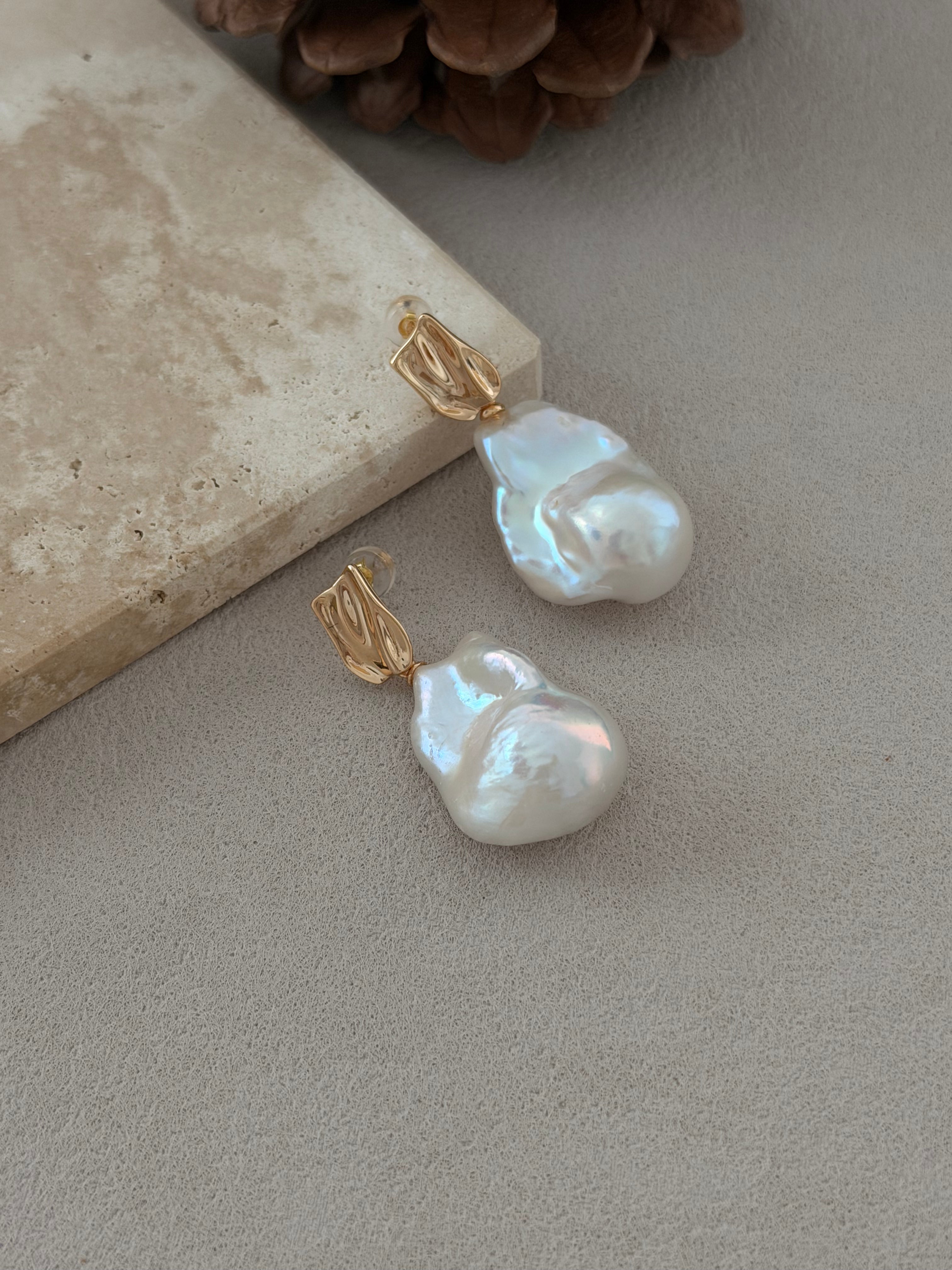 Wavy Light Baroque Earrings