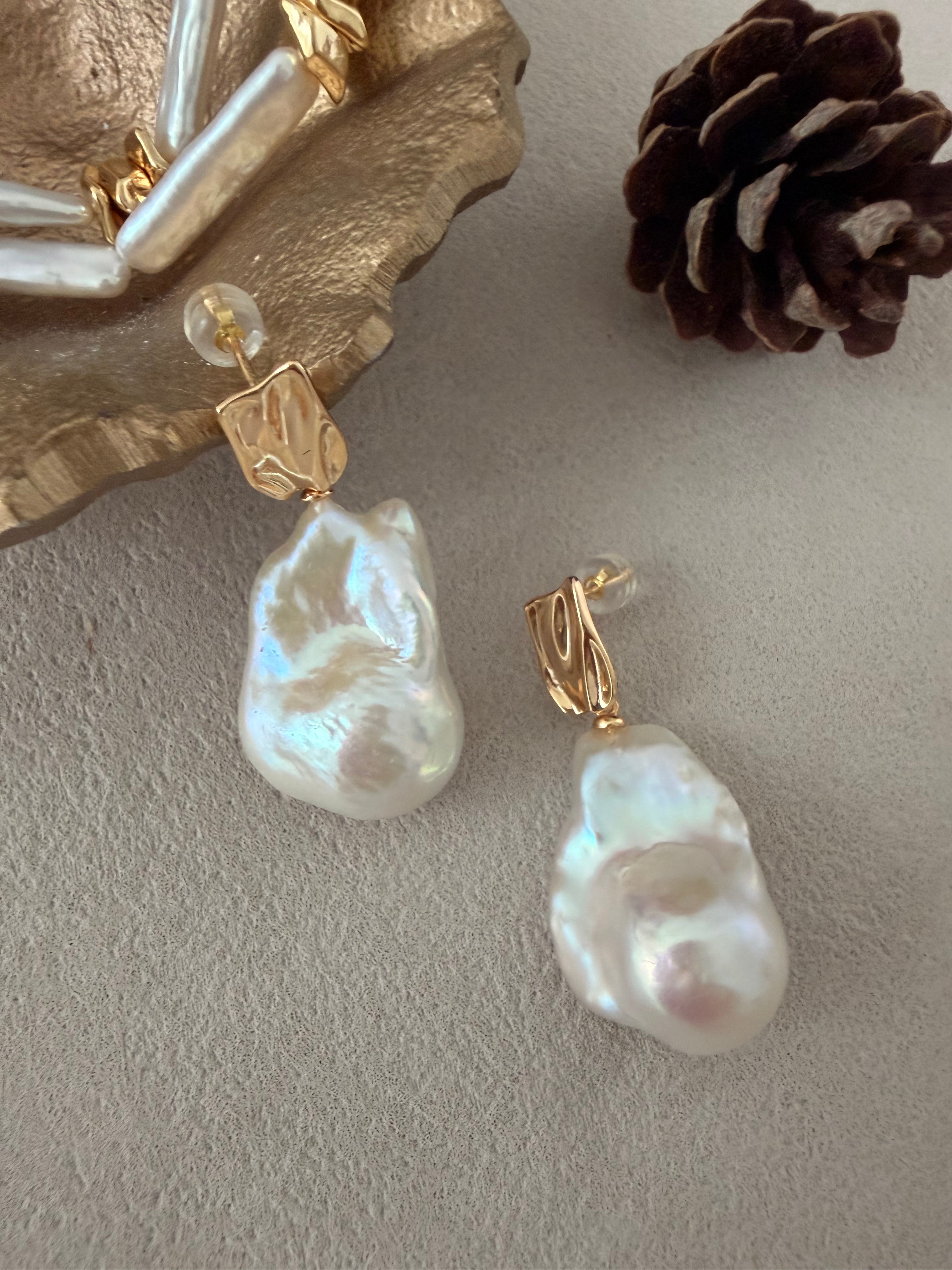 Wavy Light Baroque Earrings