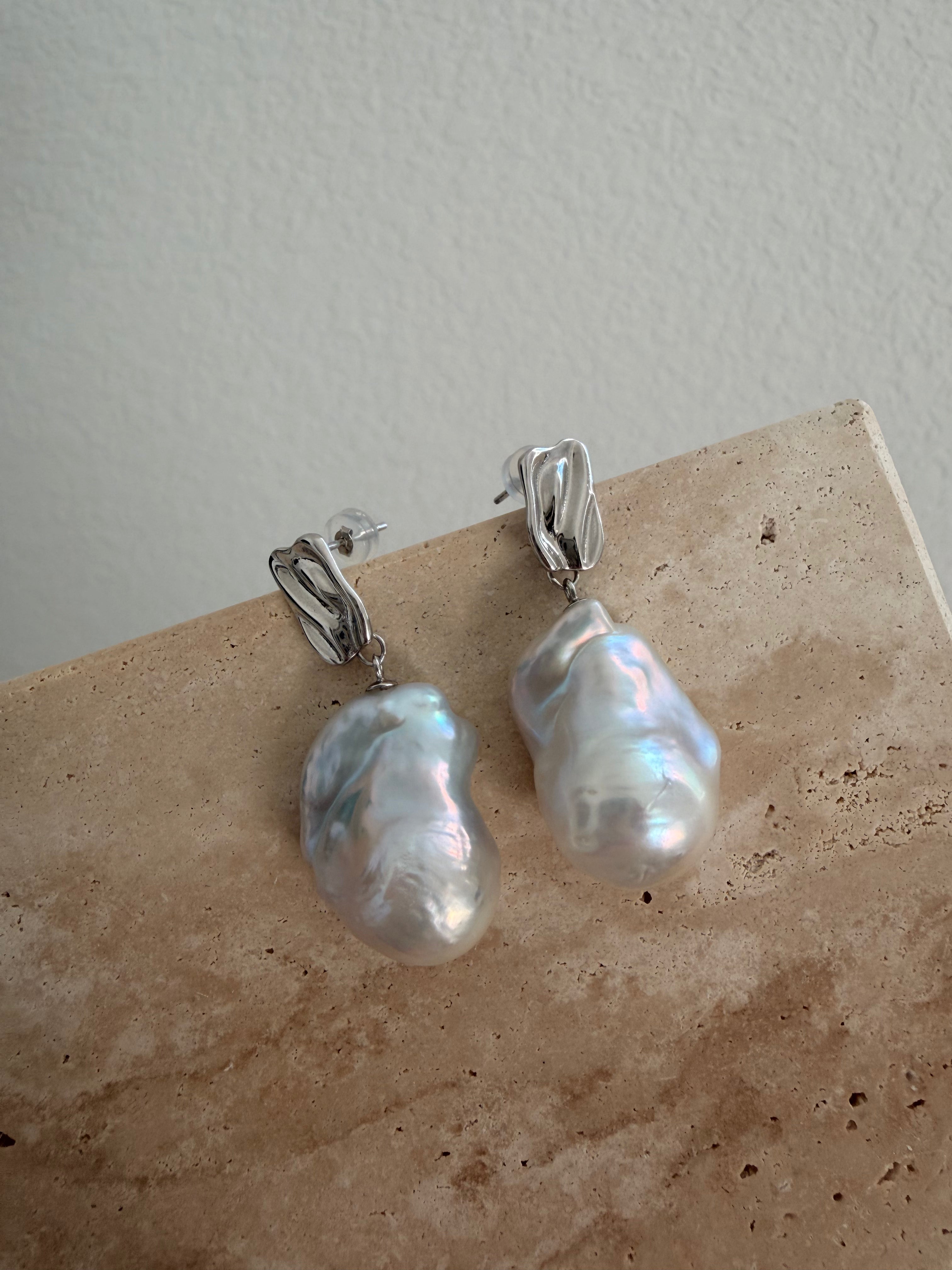 Wavy Light Baroque Earrings