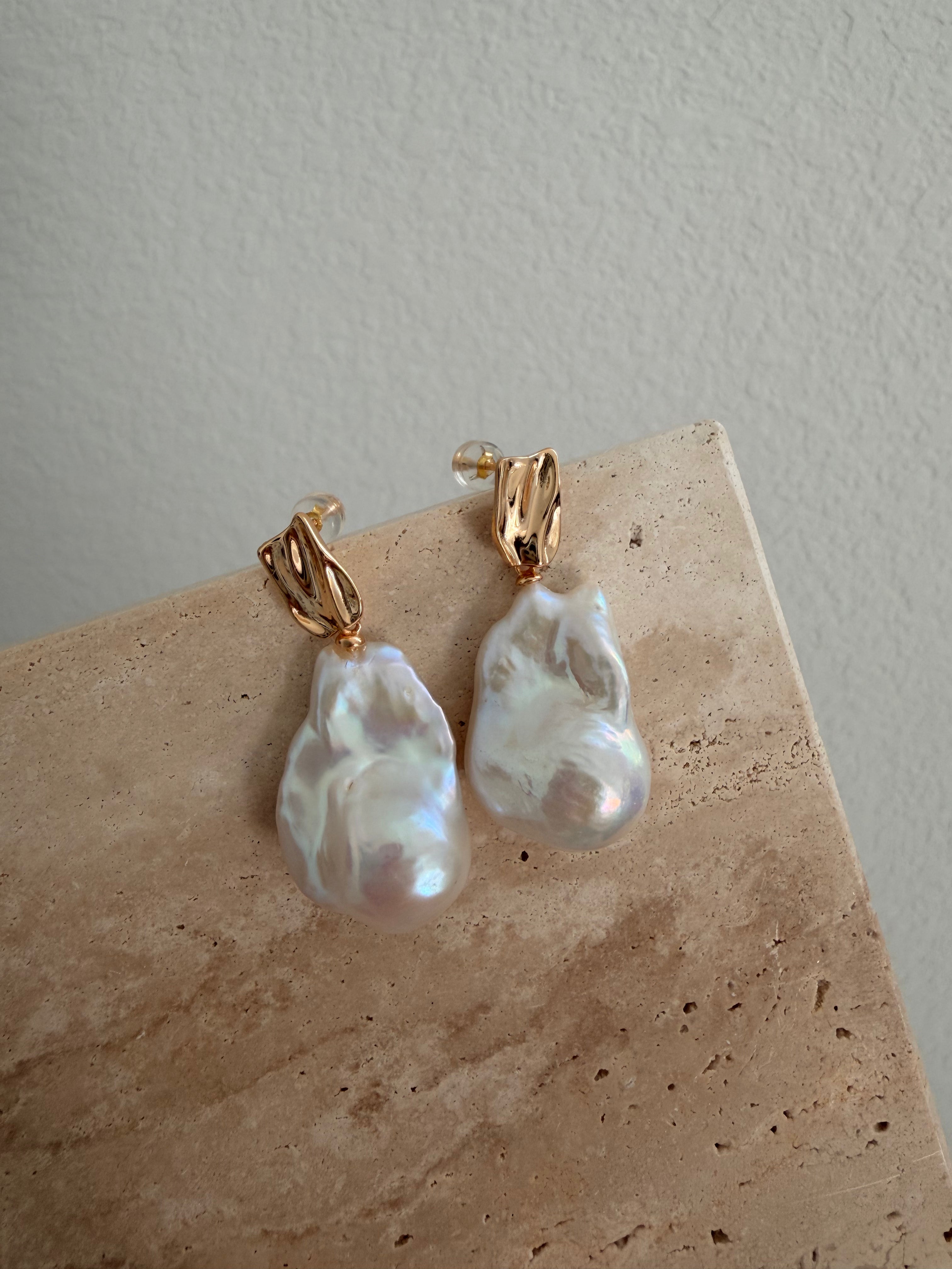 Wavy Light Baroque Earrings