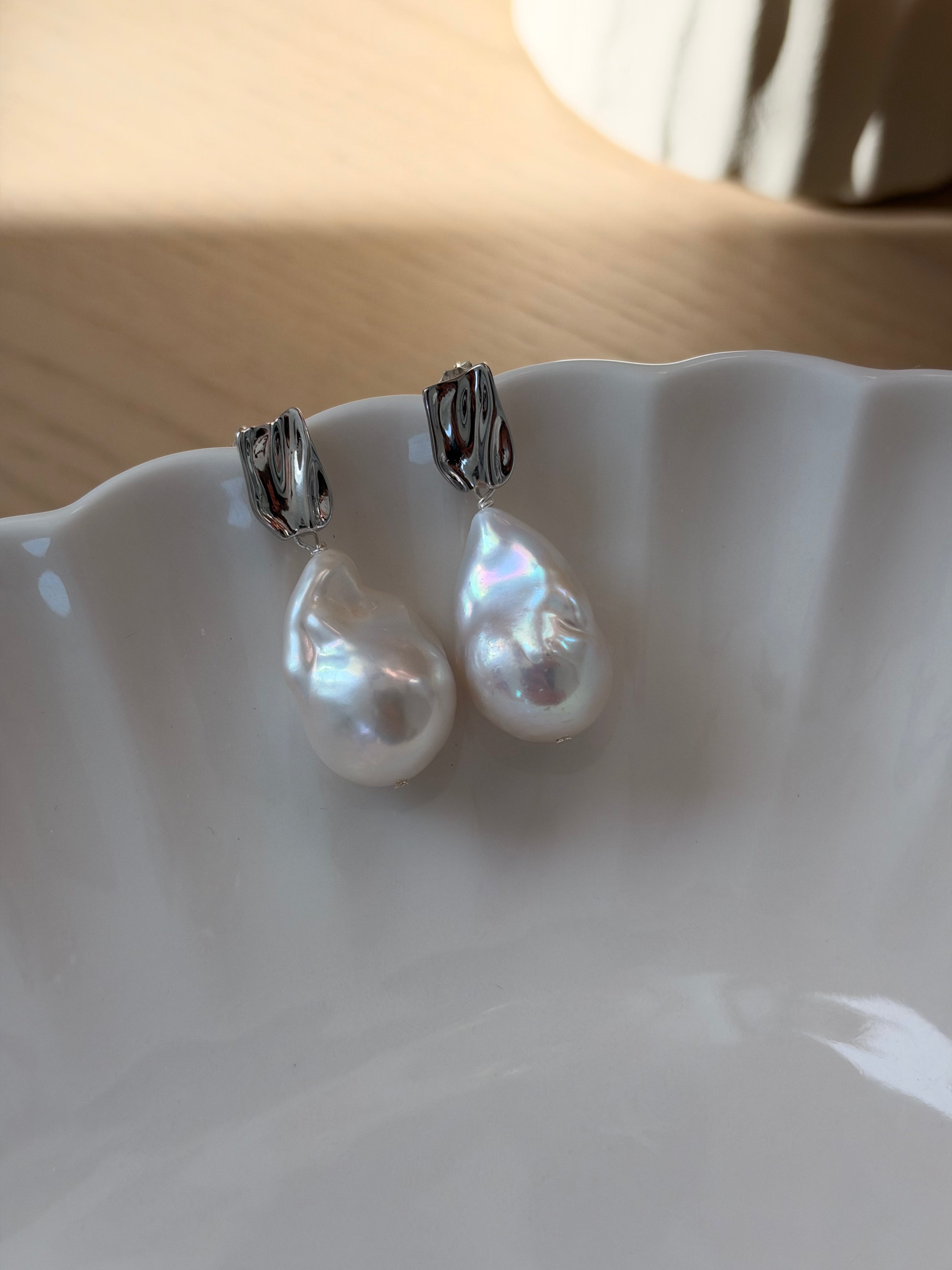 Wavy Light Baroque Earrings — Basic White