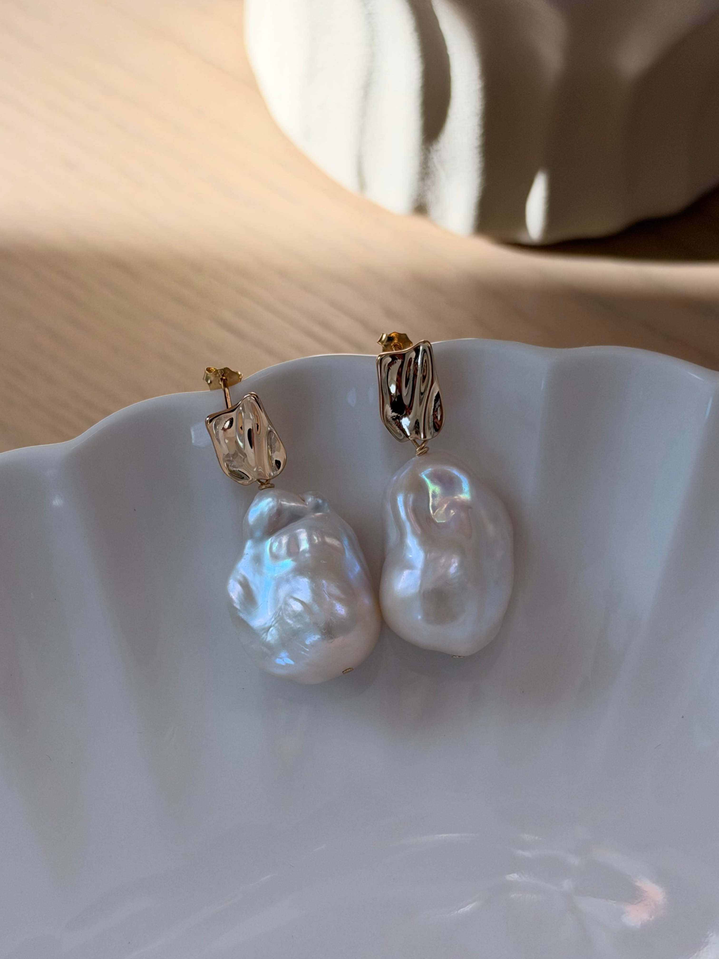 Wavy Light Baroque Earrings — Basic White