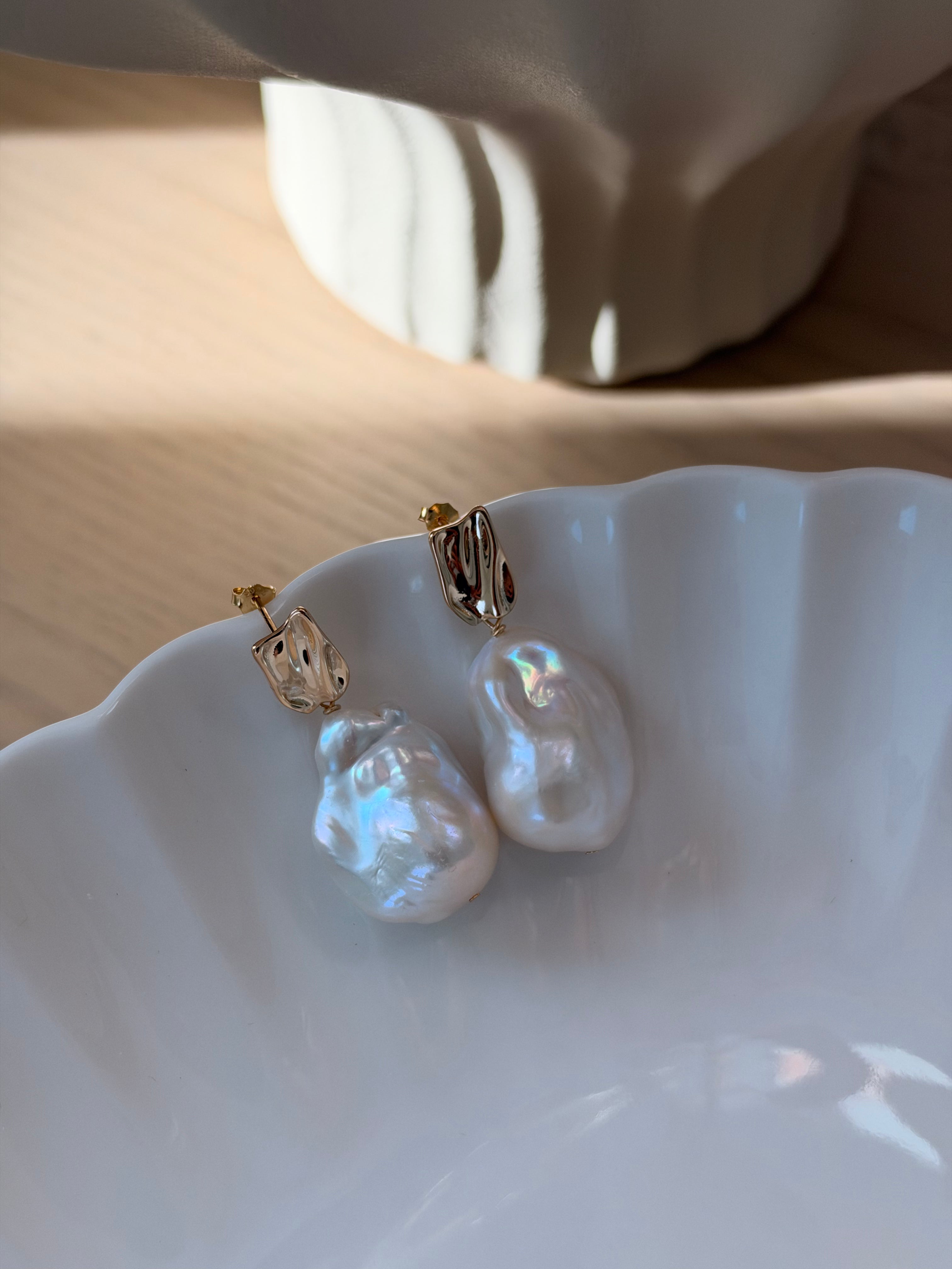 Wavy Light Baroque Earrings — Basic White