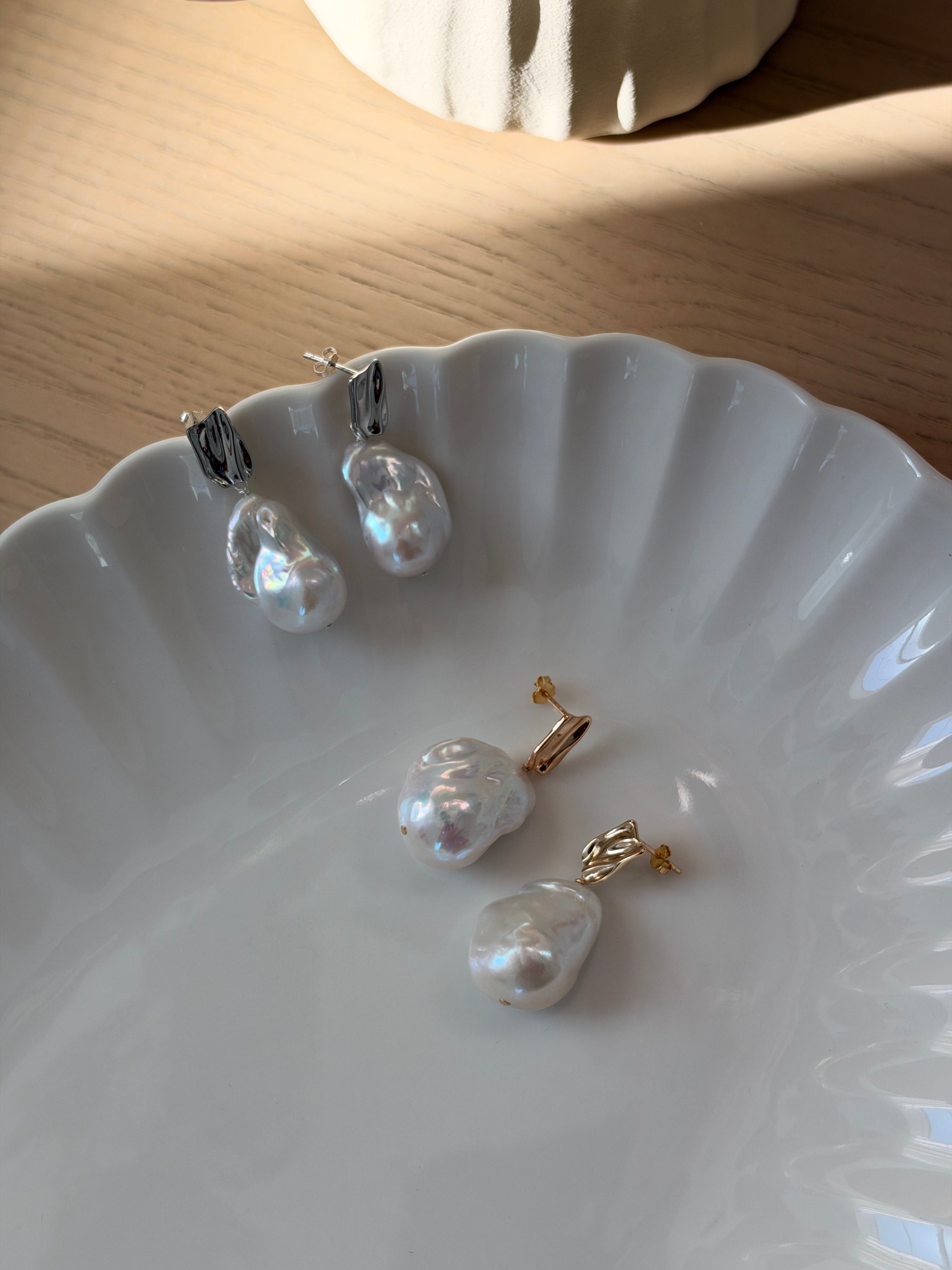 Wavy Light Baroque Earrings — Basic White