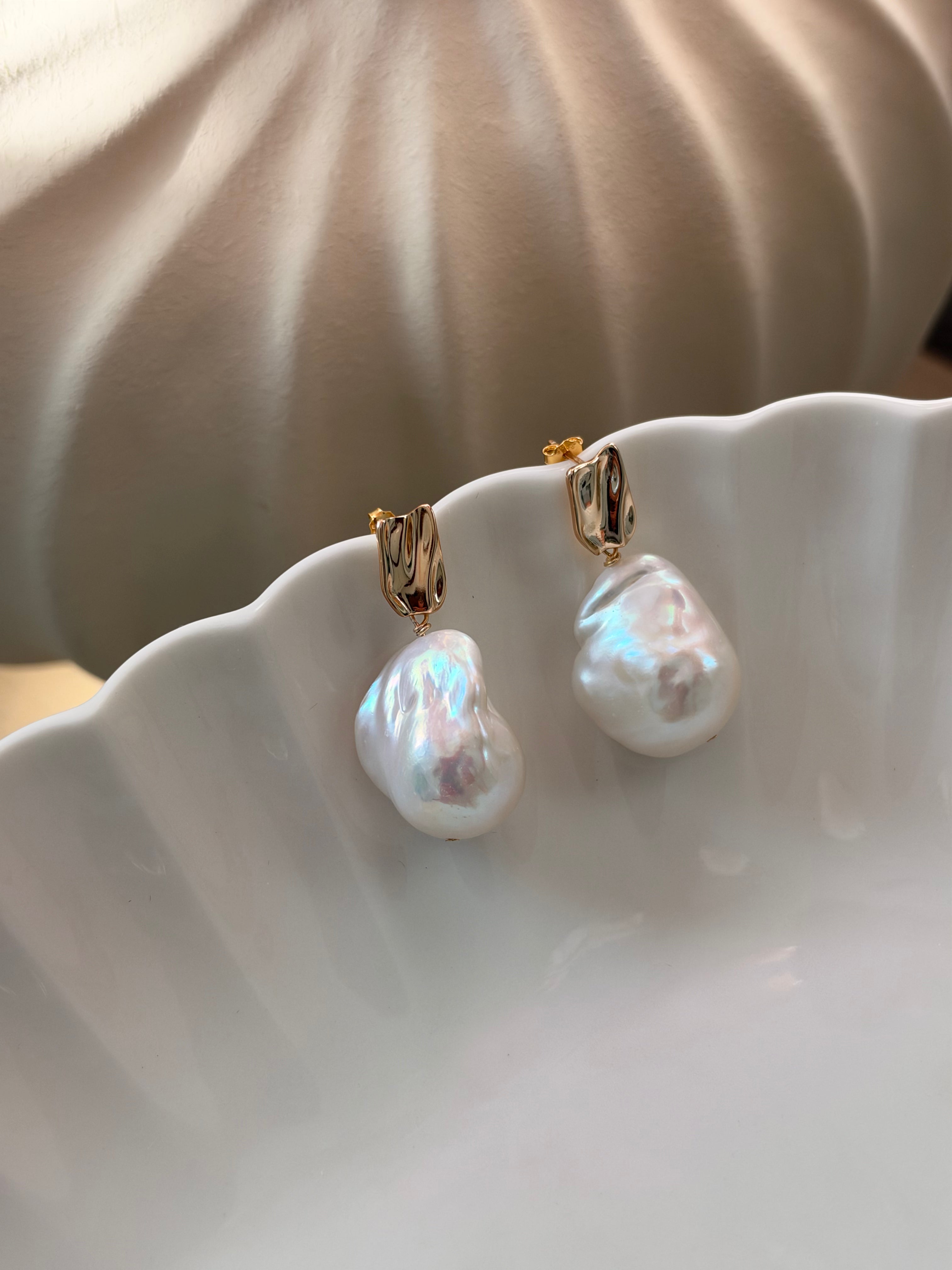 Wavy Light Baroque Earrings — Basic White
