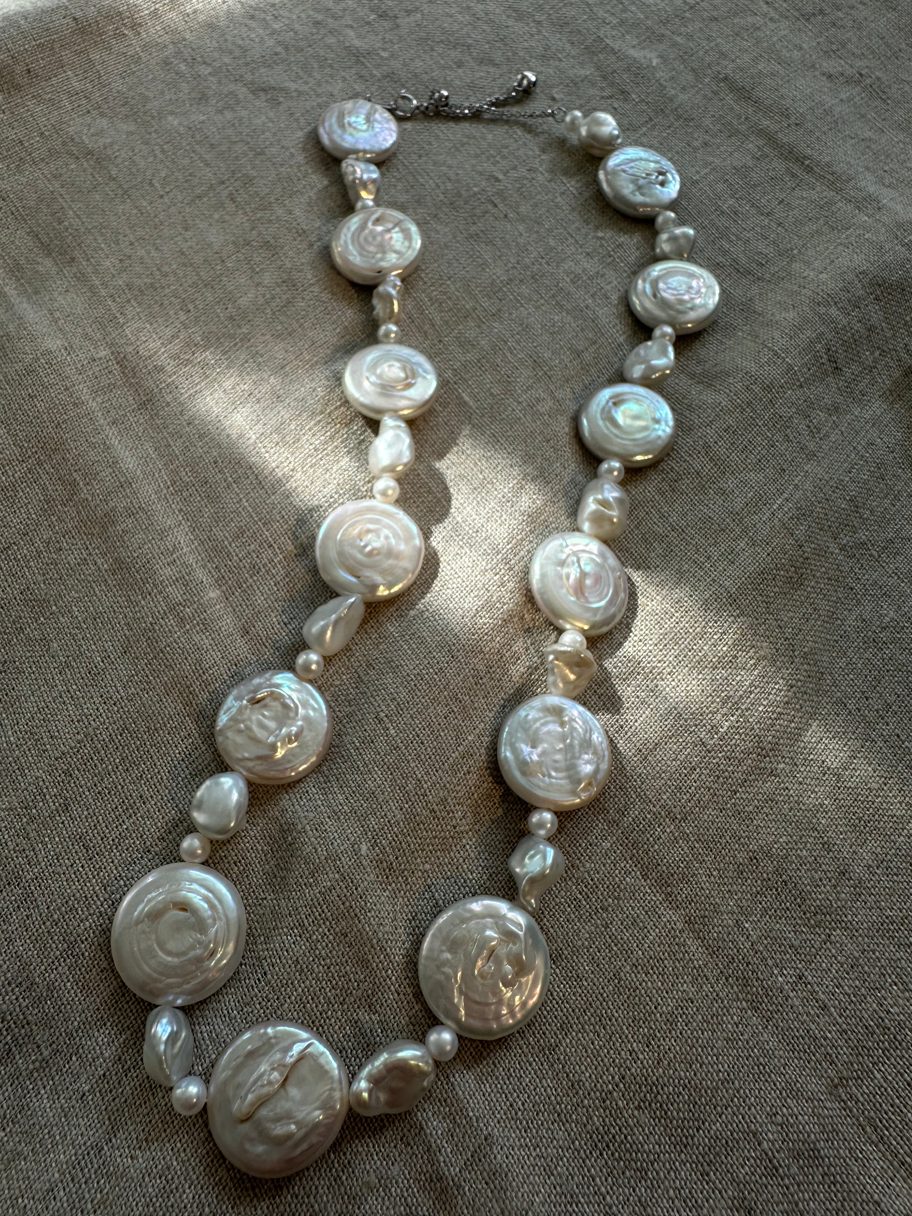 Luna Medallion Necklace – Modern Elegance for Every Day