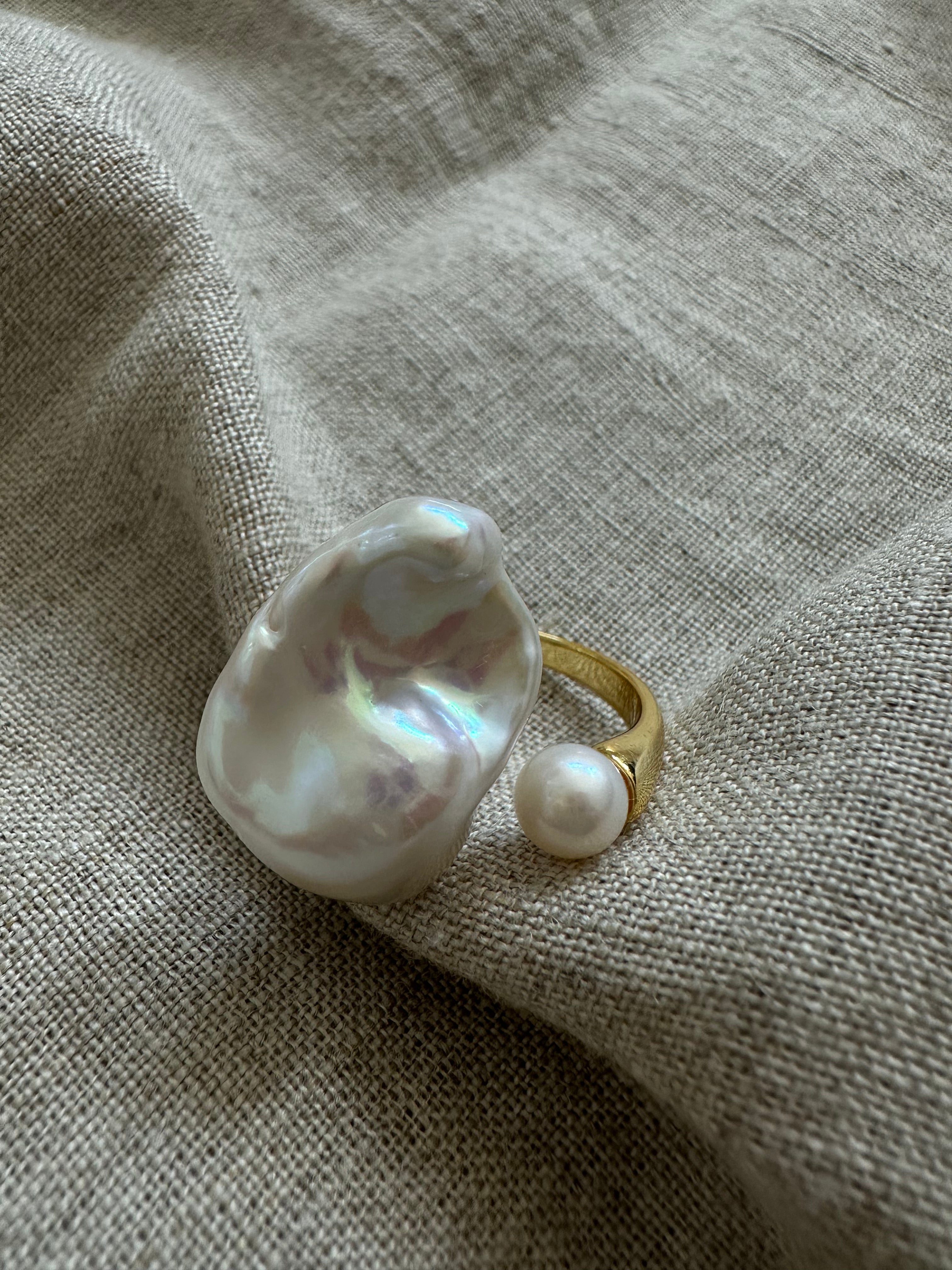 The Muse Ring – Dual Pearl Edition