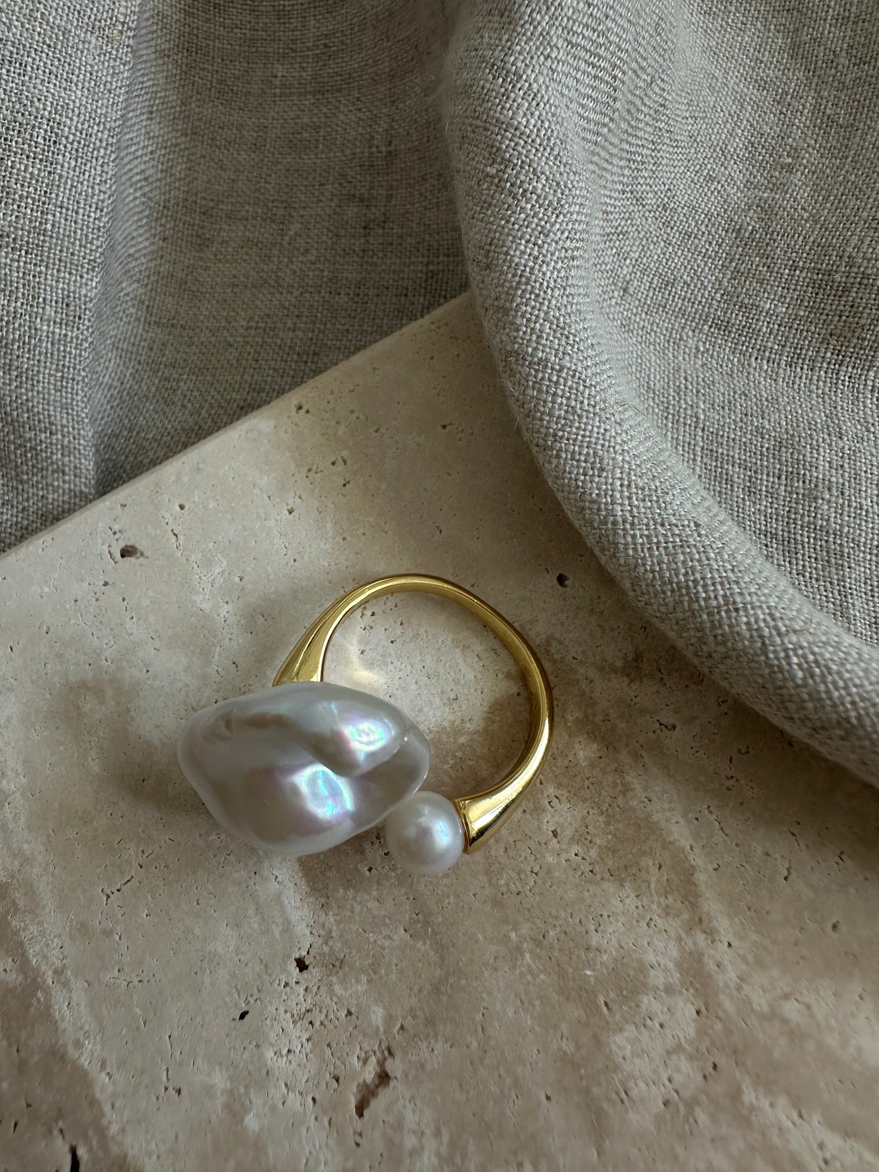 The Muse Ring – Dual Pearl Edition