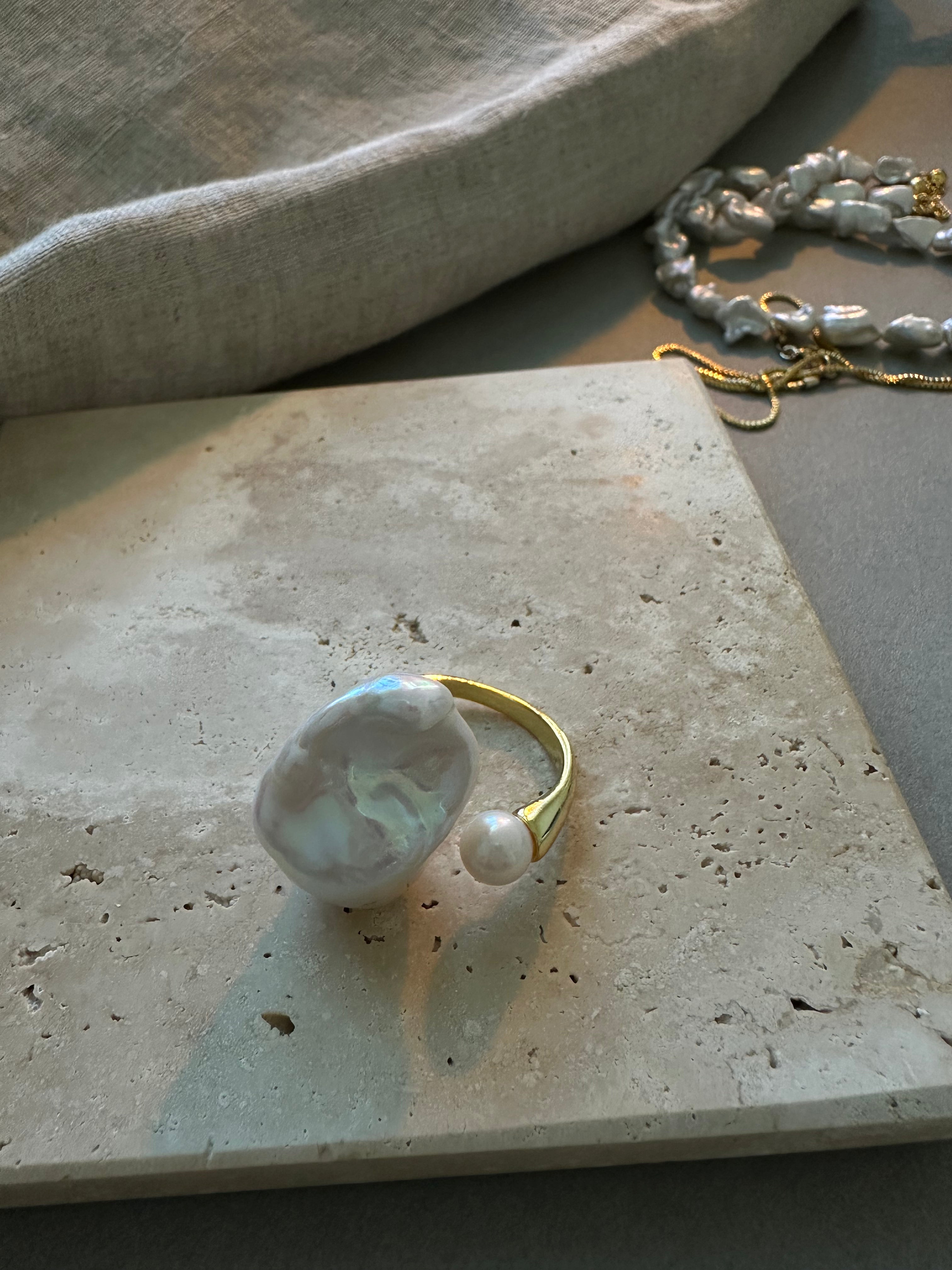 The Muse Ring – Dual Pearl Edition
