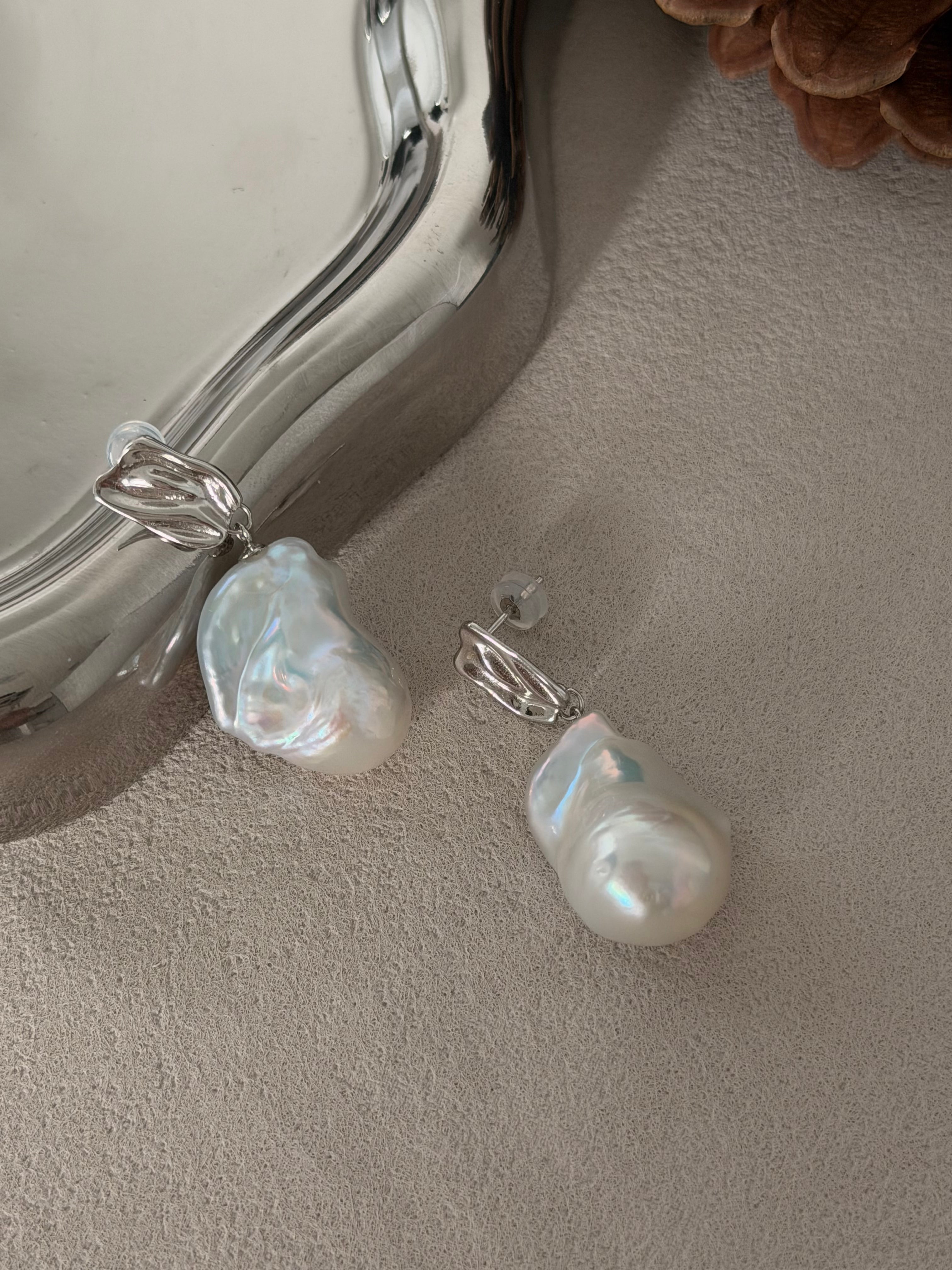 Wavy Light Baroque Earrings