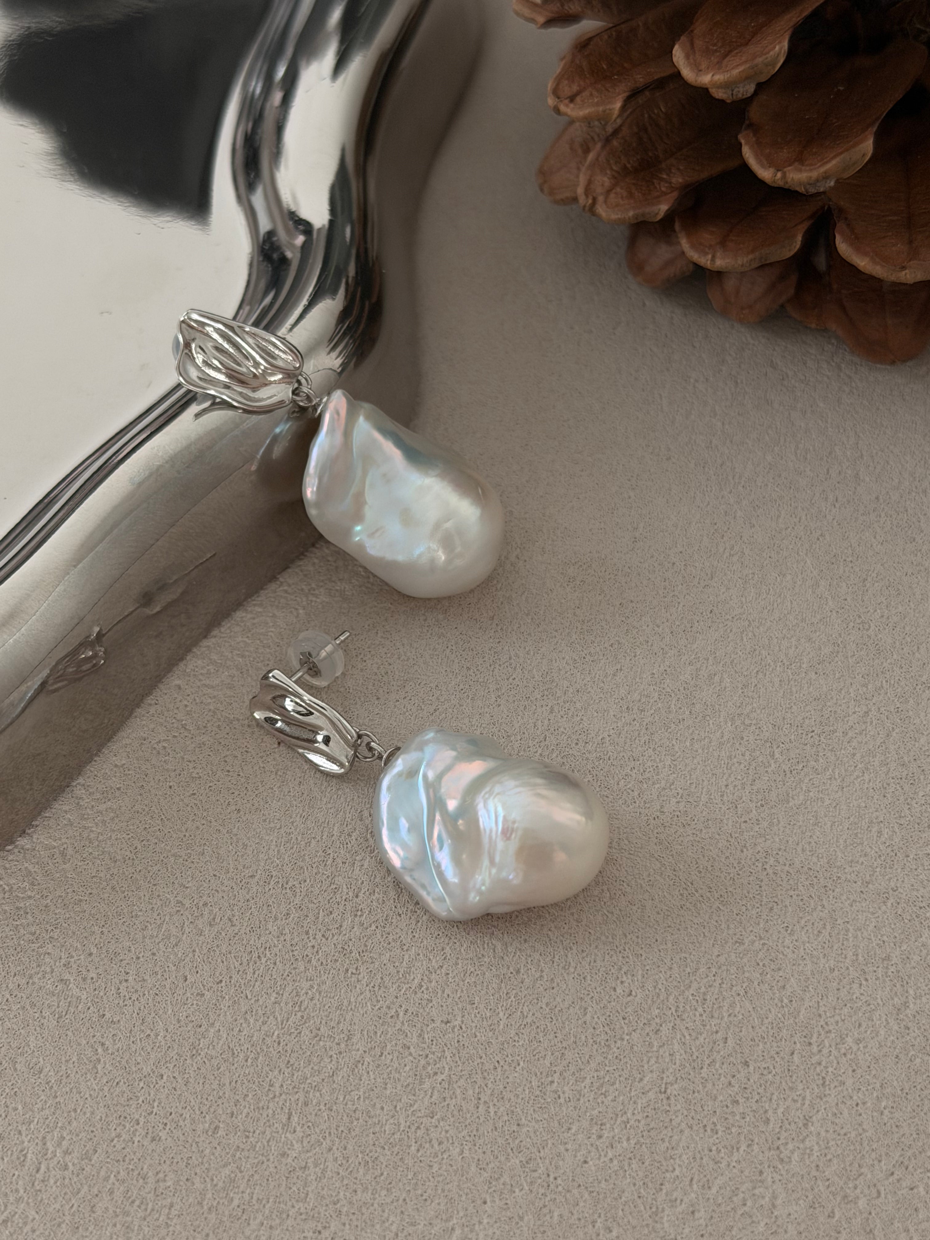 Wavy Light Baroque Earrings