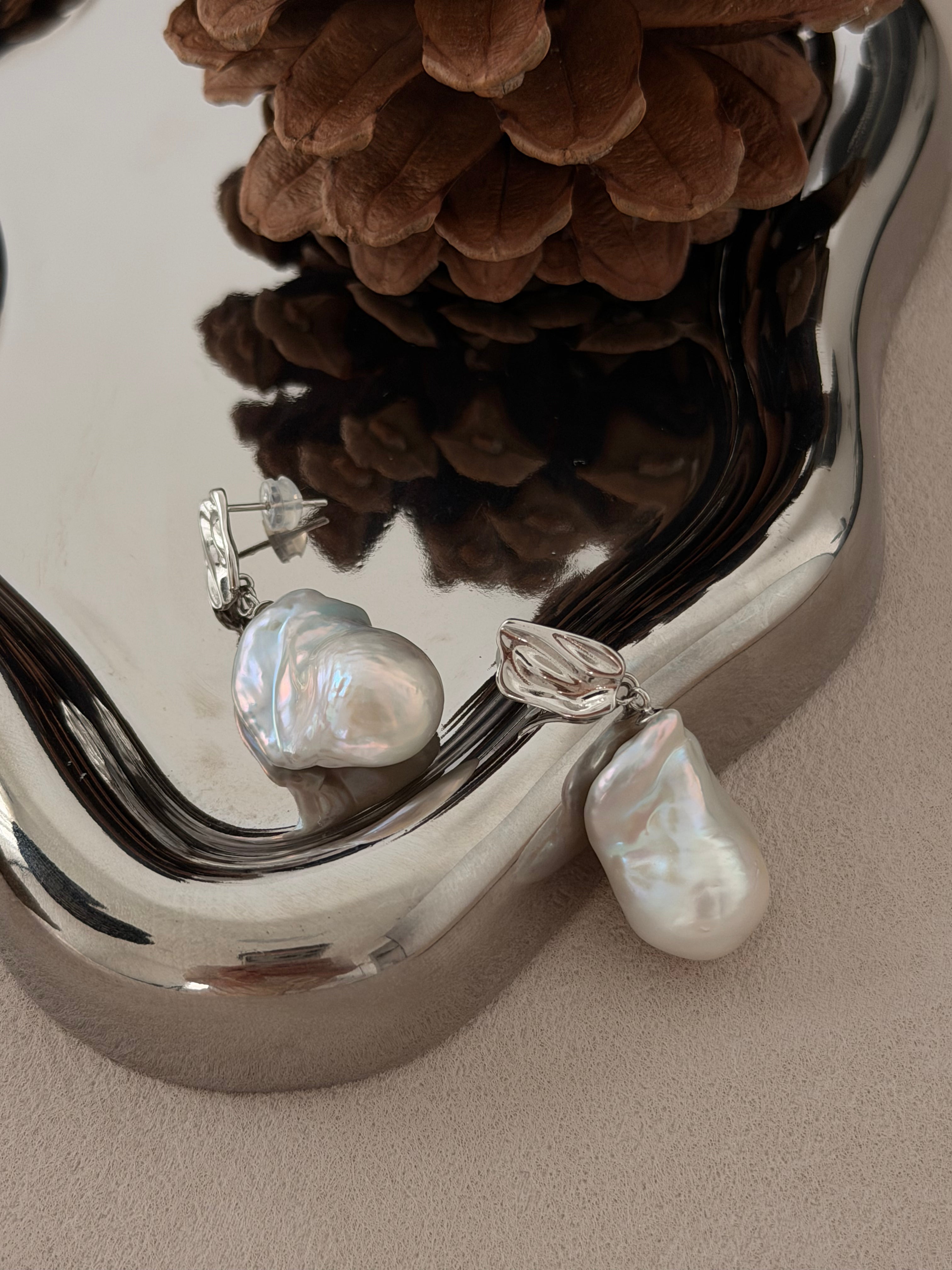 Wavy Light Baroque Earrings