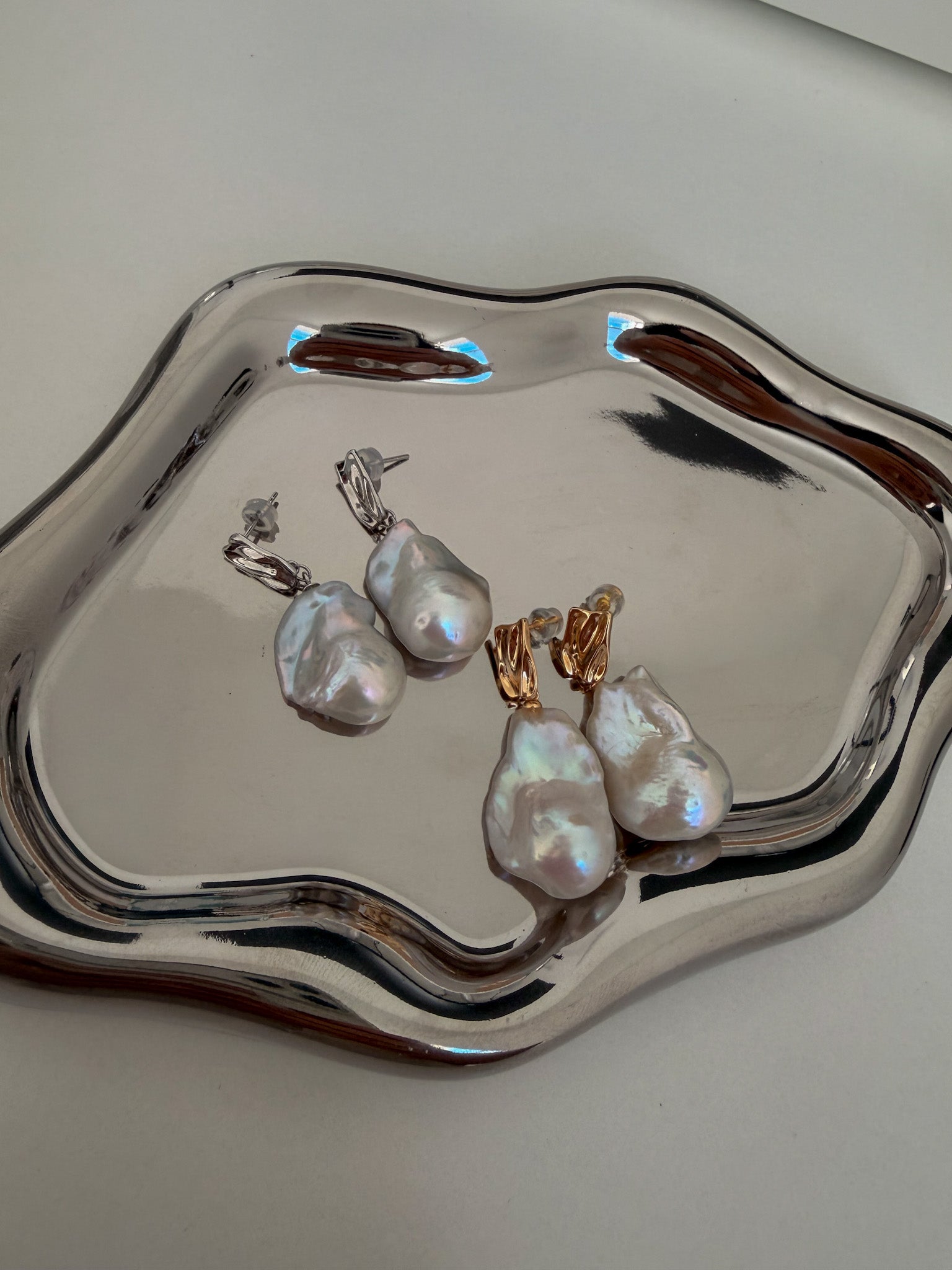 Wavy Light Baroque Earrings