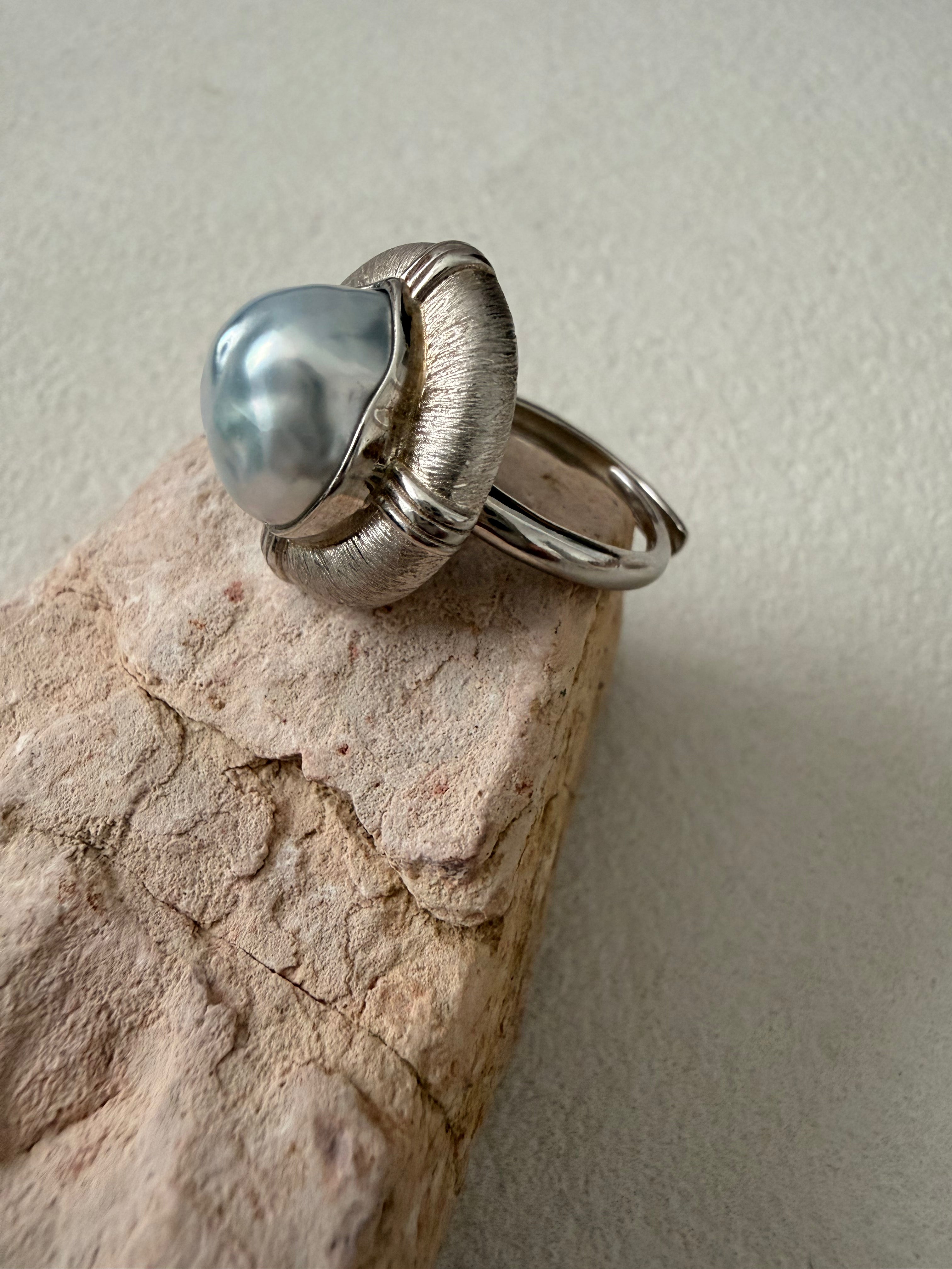 Lune Drift South Sea Baroque Ring