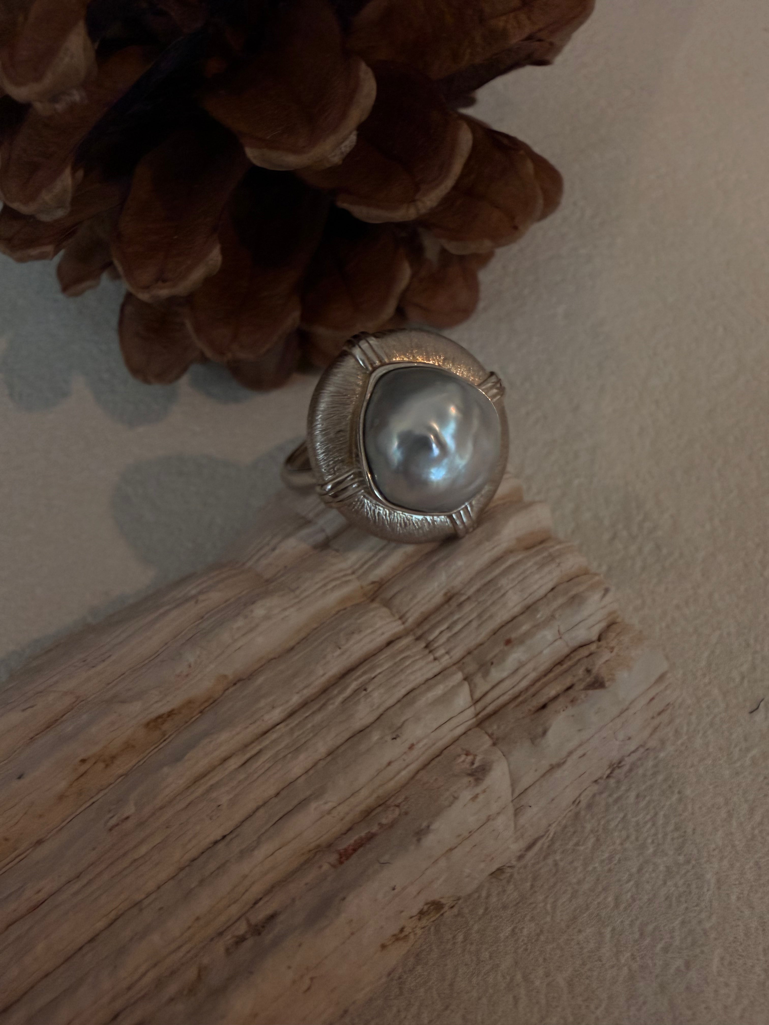 Lune Drift South Sea Baroque Ring