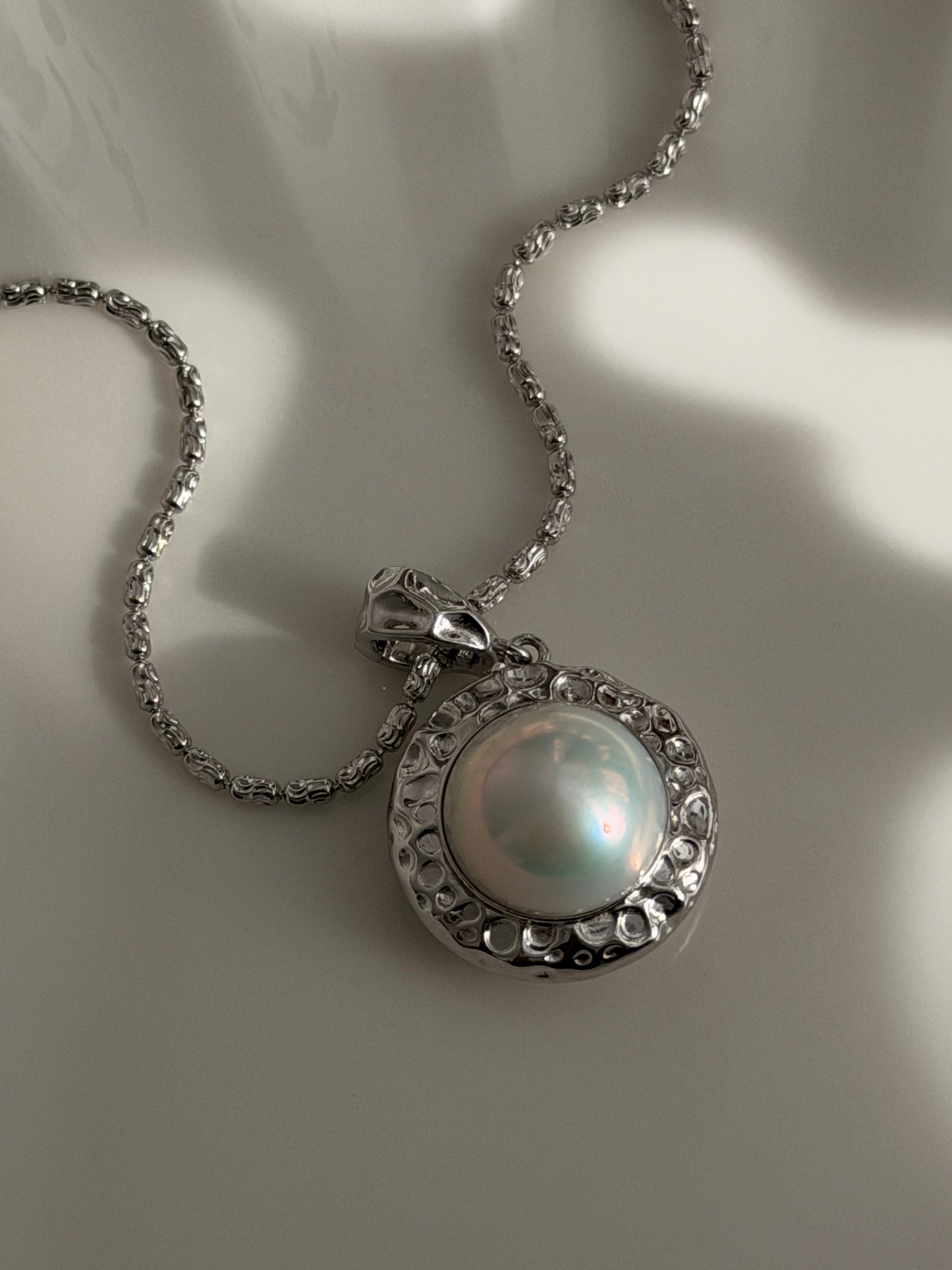 Relief Halo Necklace