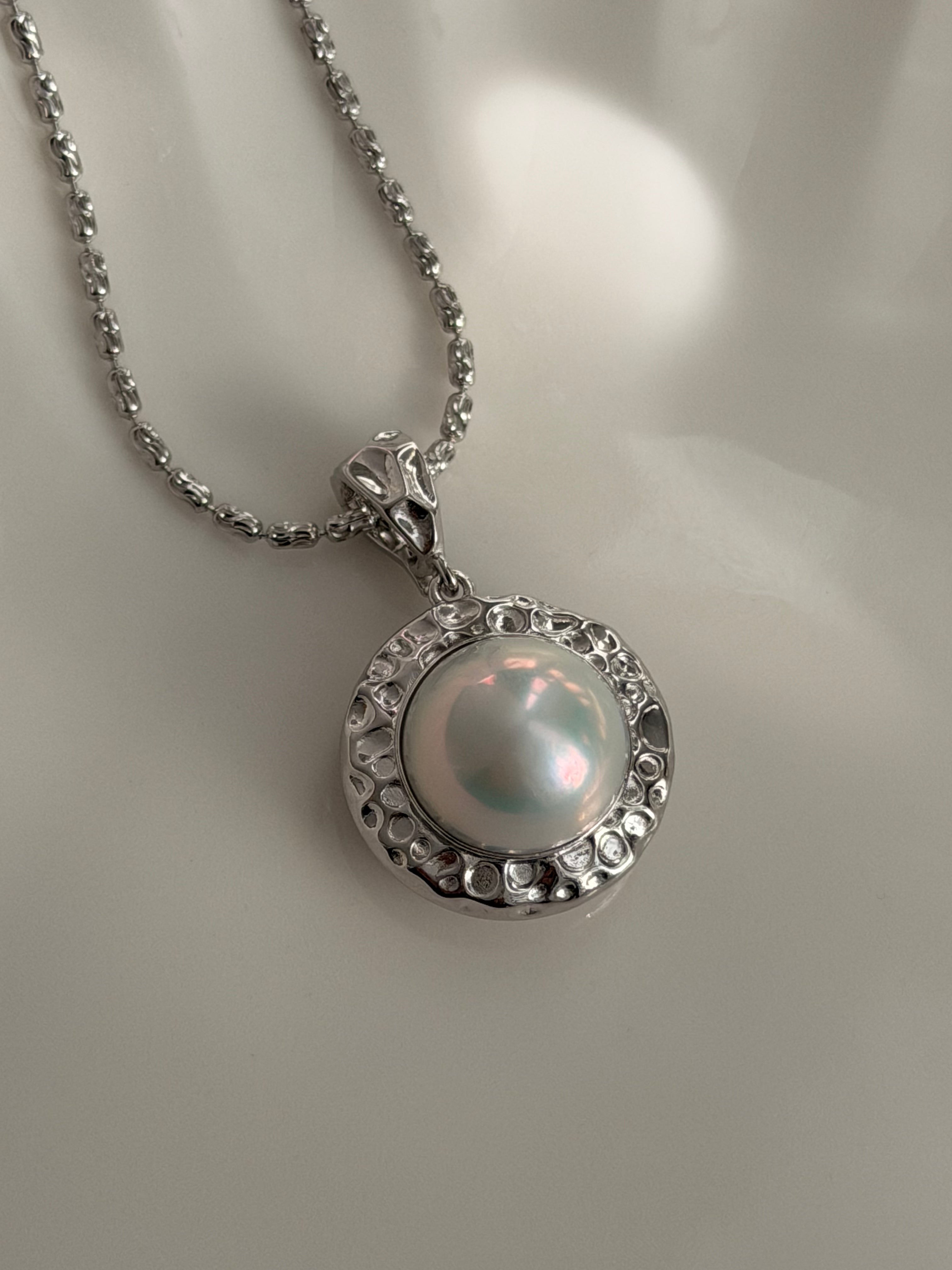 Relief Halo Necklace