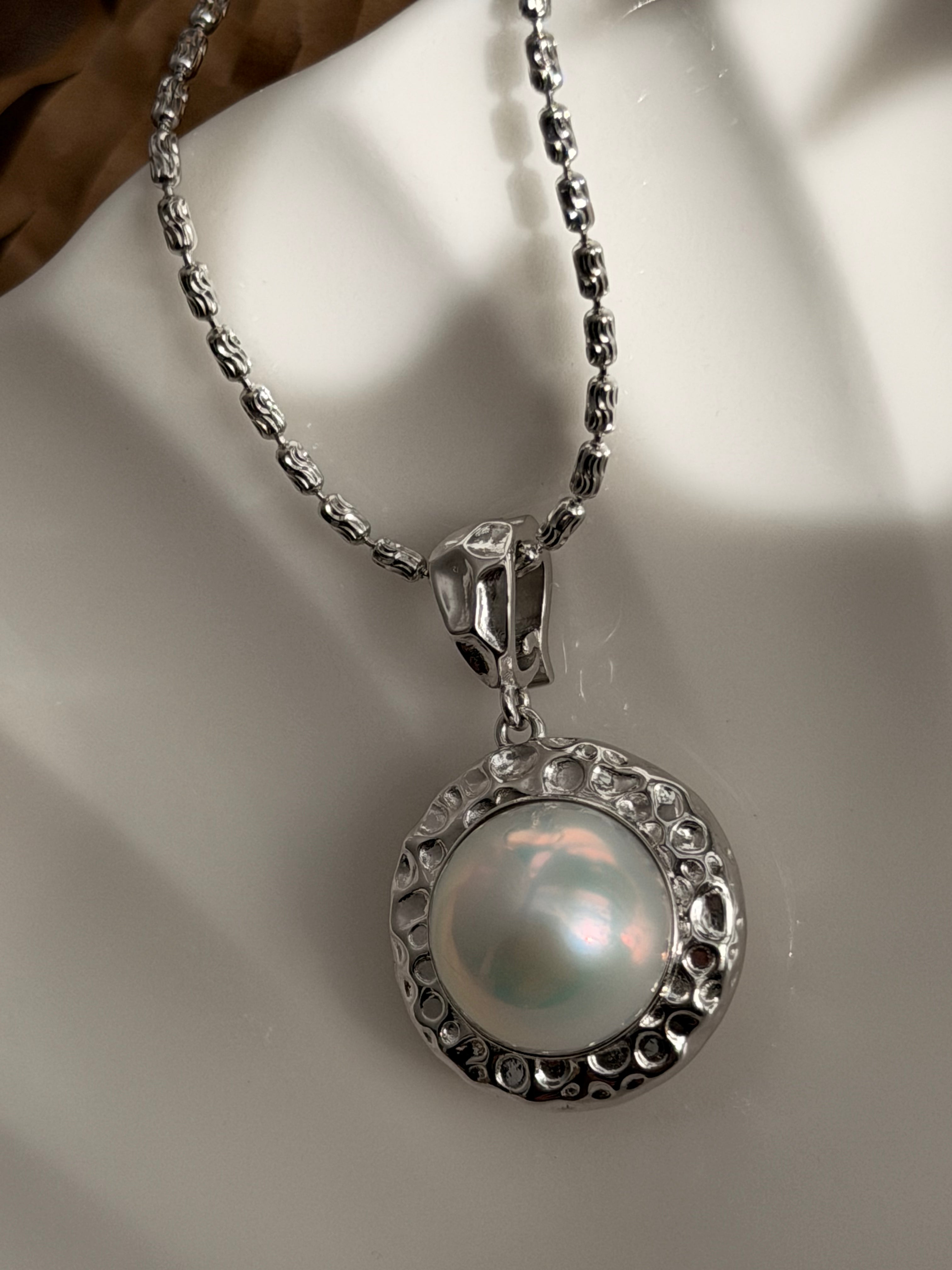 Relief Halo Necklace